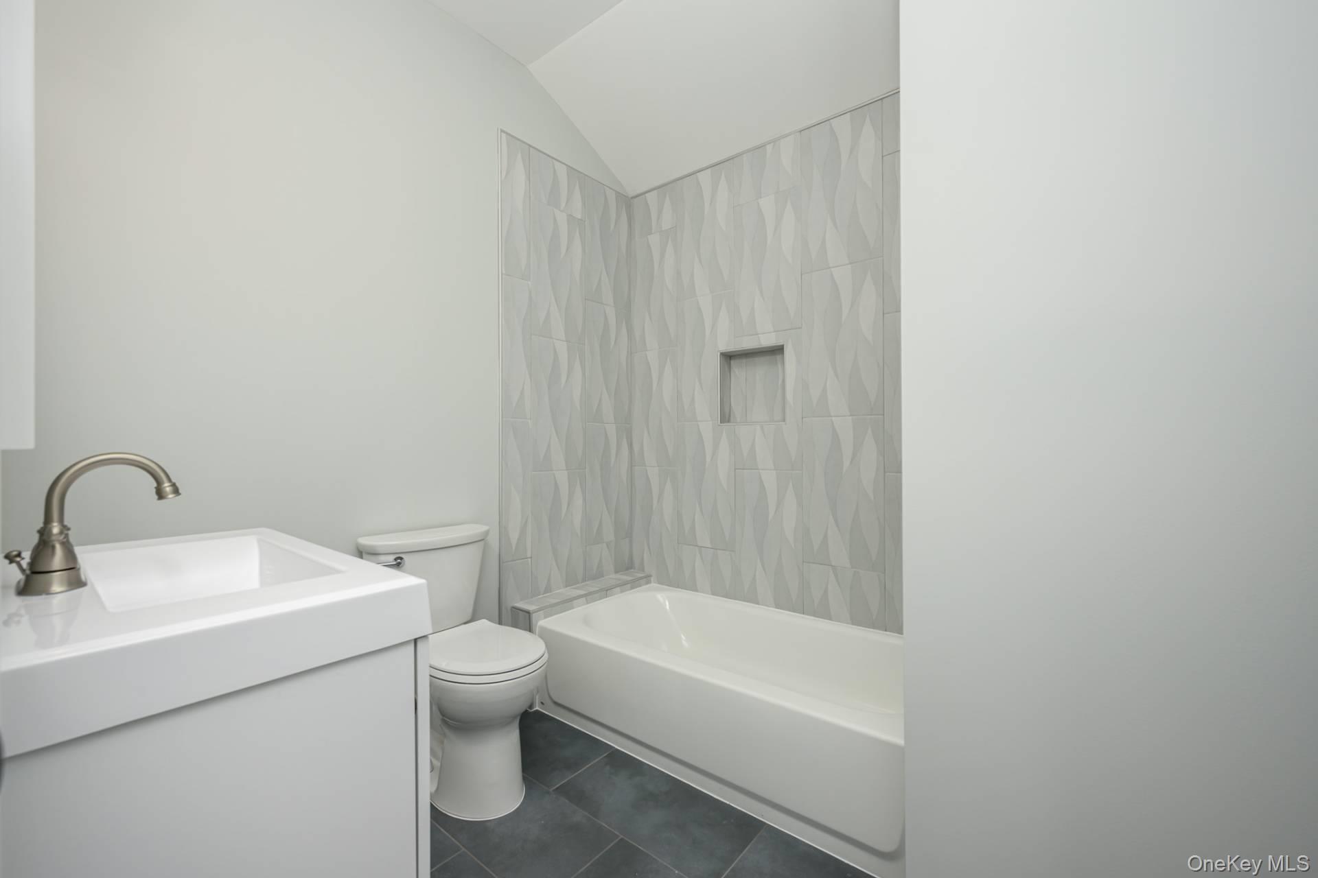 5 Argyle Road, East Quogue, NY 11942