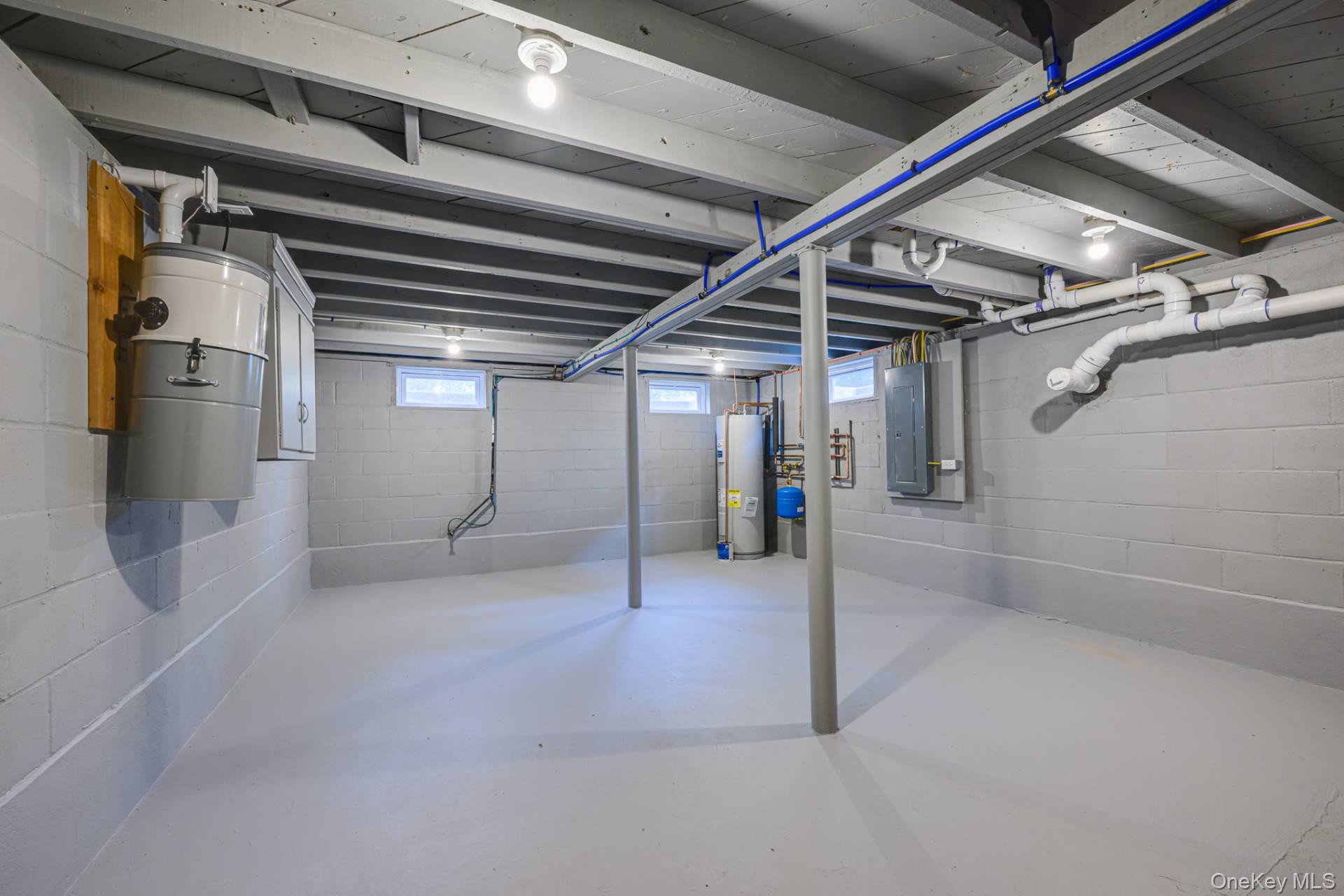 5 Argyle Road, East Quogue, NY 11942