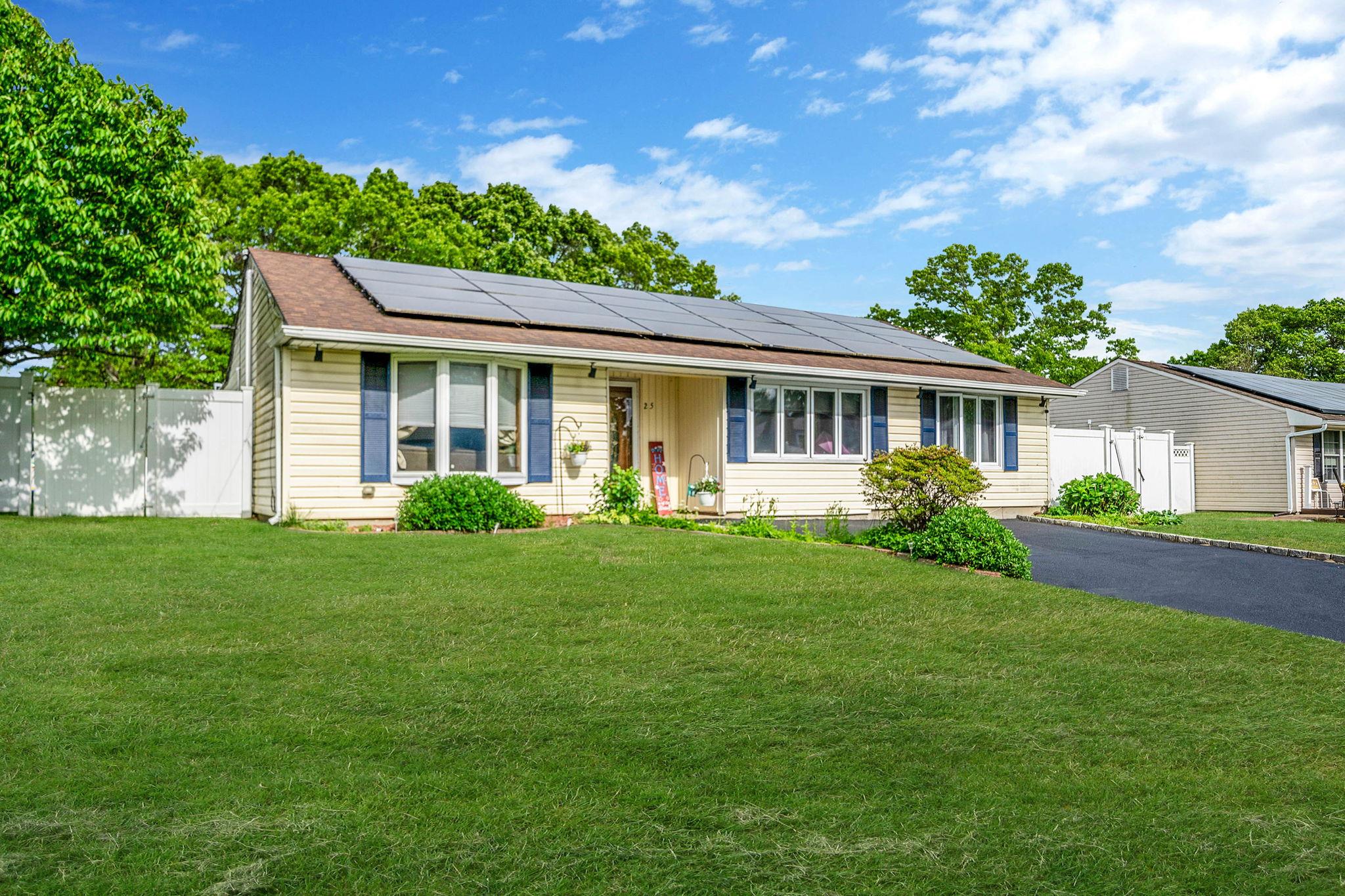 25 Biscayne Drive, Selden, NY 11784