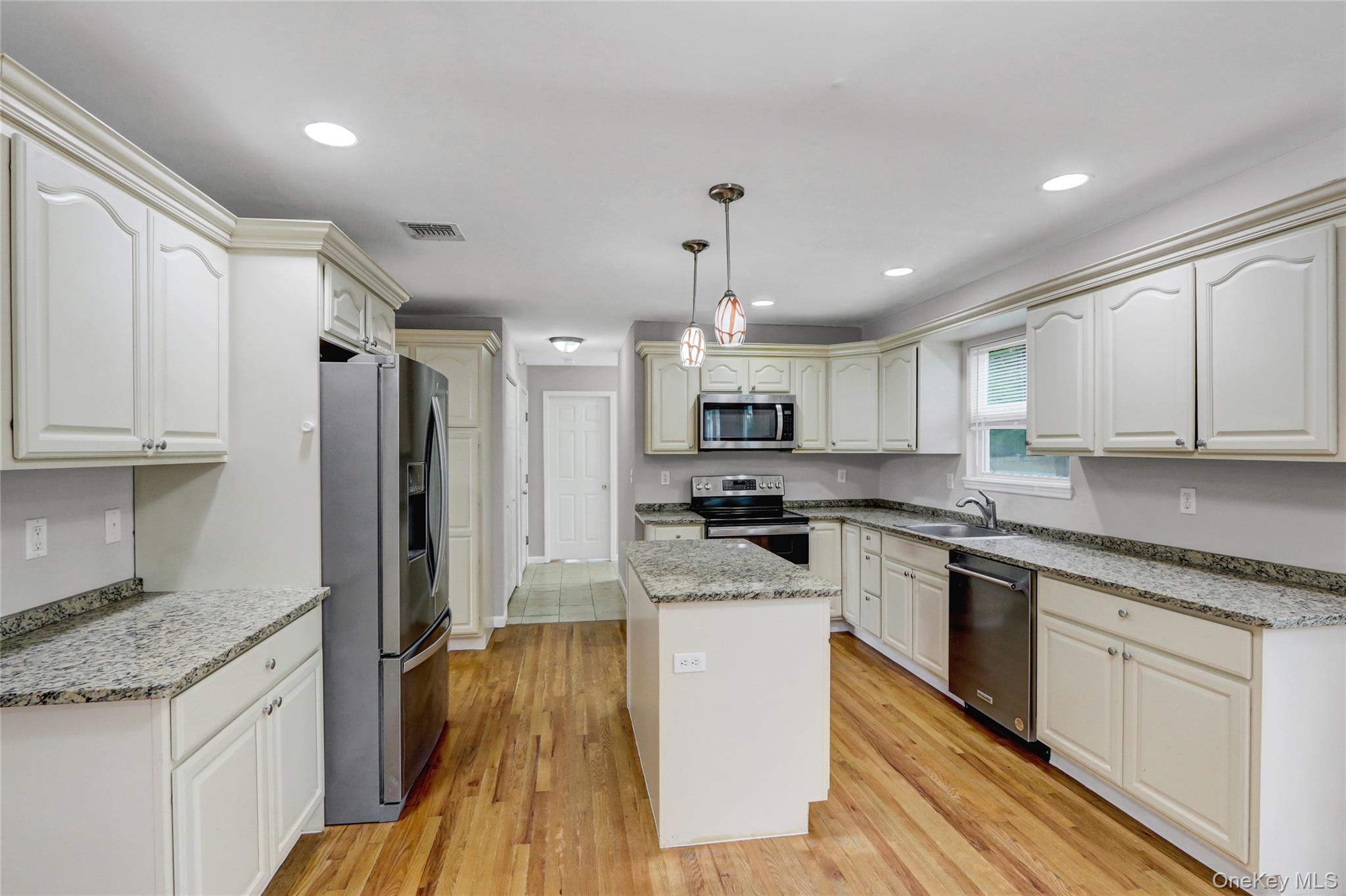 27 Inwood Avenue, Selden, NY 11784