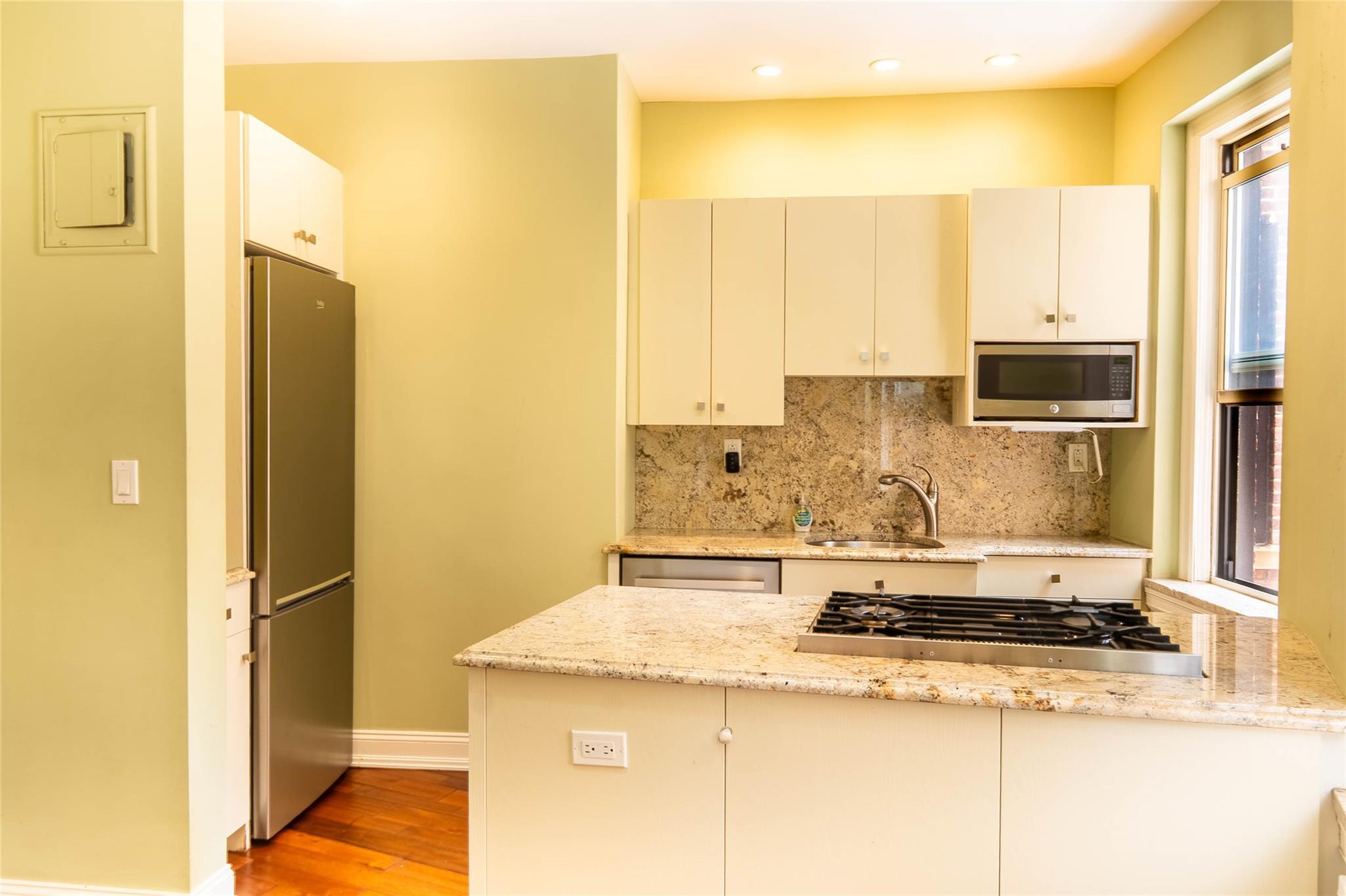 8 Barstow Road # 4F, Great Neck, NY 11021