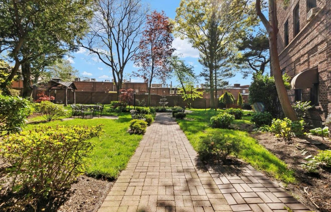 8 Barstow Road # 4F, Great Neck, NY 11021