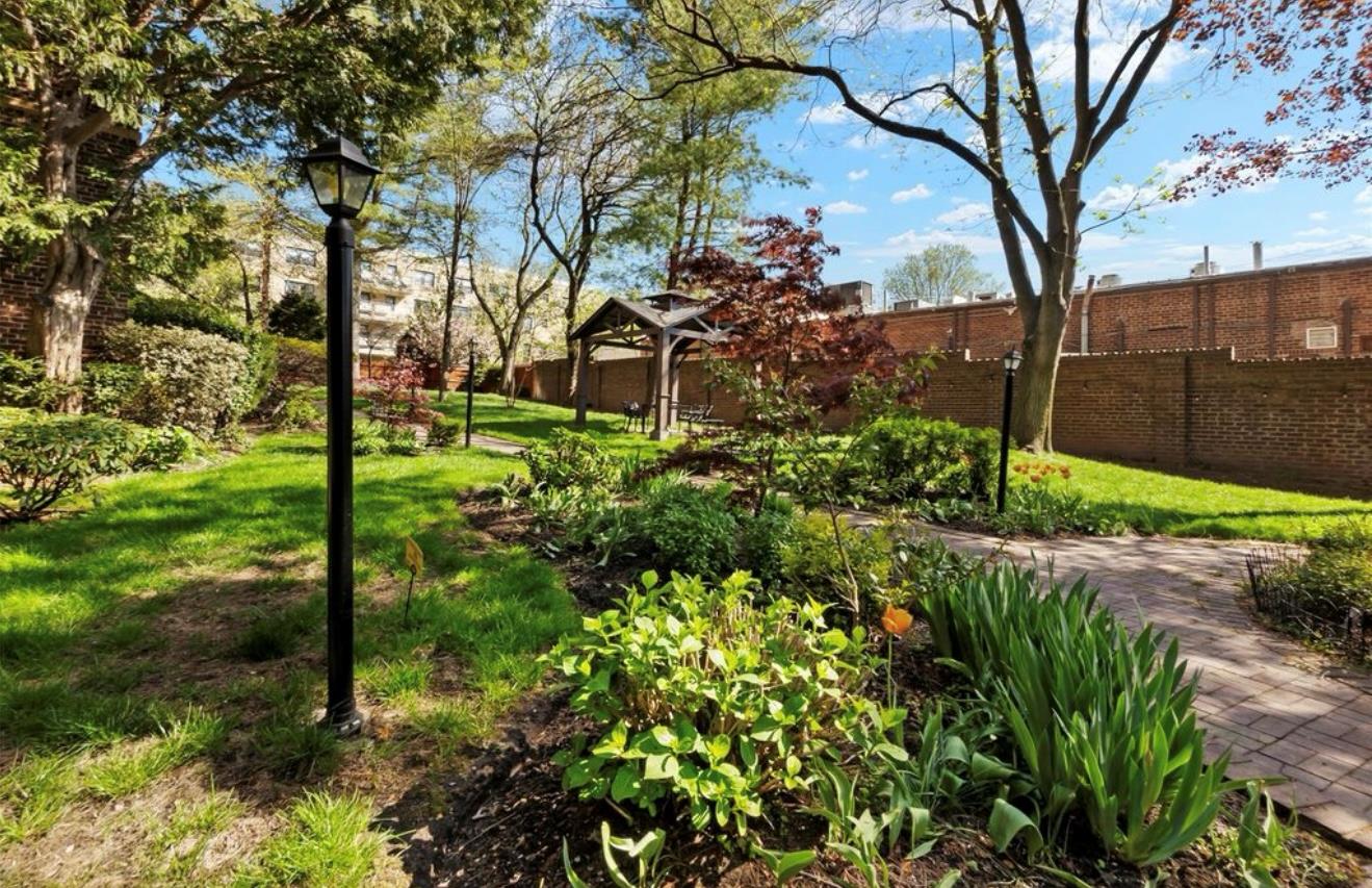 8 Barstow Road # 4F, Great Neck, NY 11021