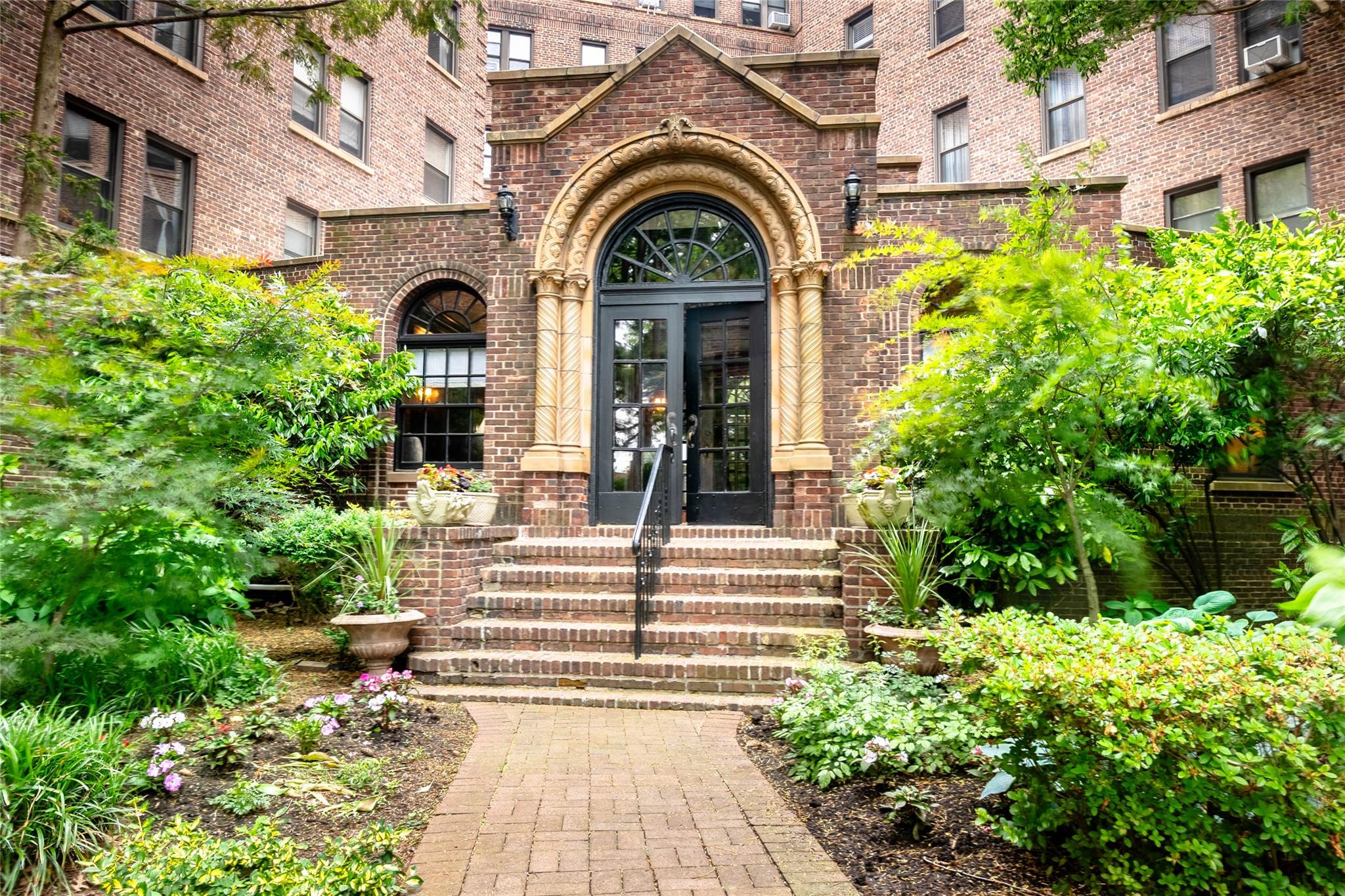 8 Barstow Road # 4F, Great Neck, NY 11021