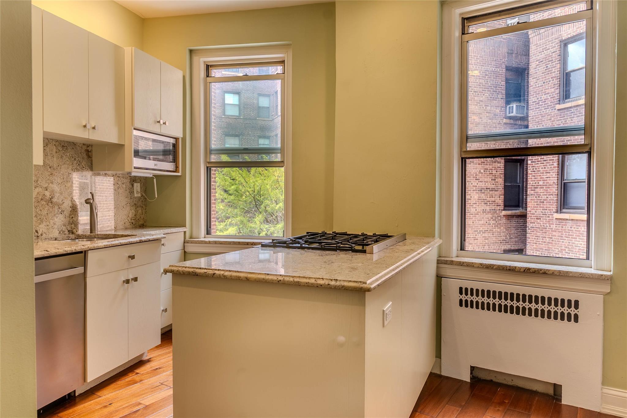 8 Barstow Road # 4F, Great Neck, NY 11021