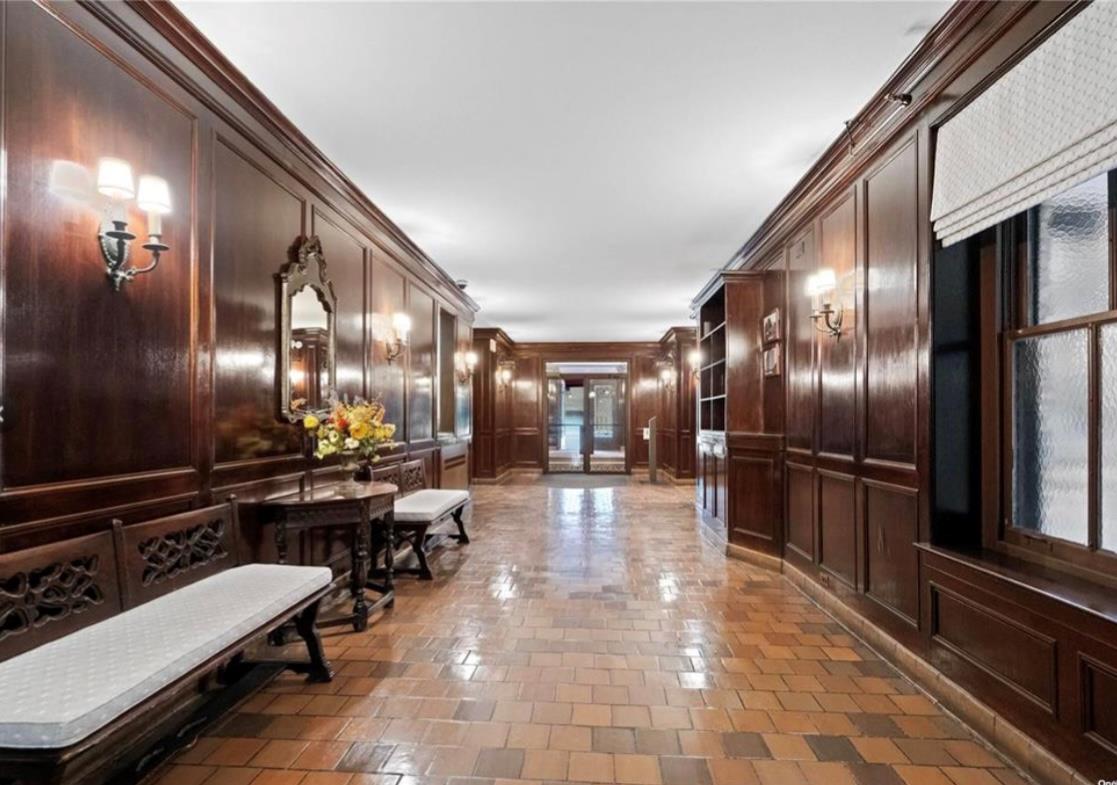 8 Barstow Road # 4F, Great Neck, NY 11021