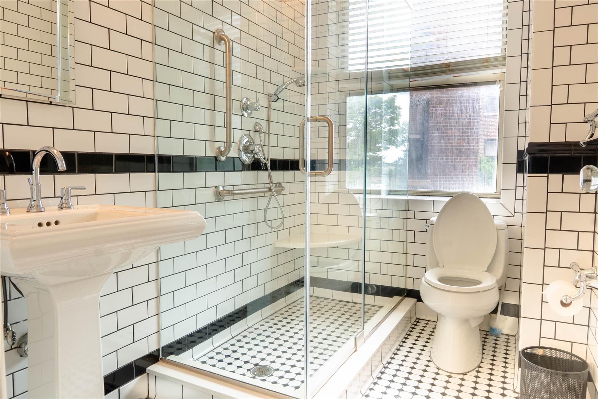 8 Barstow Road # 4F, Great Neck, NY 11021