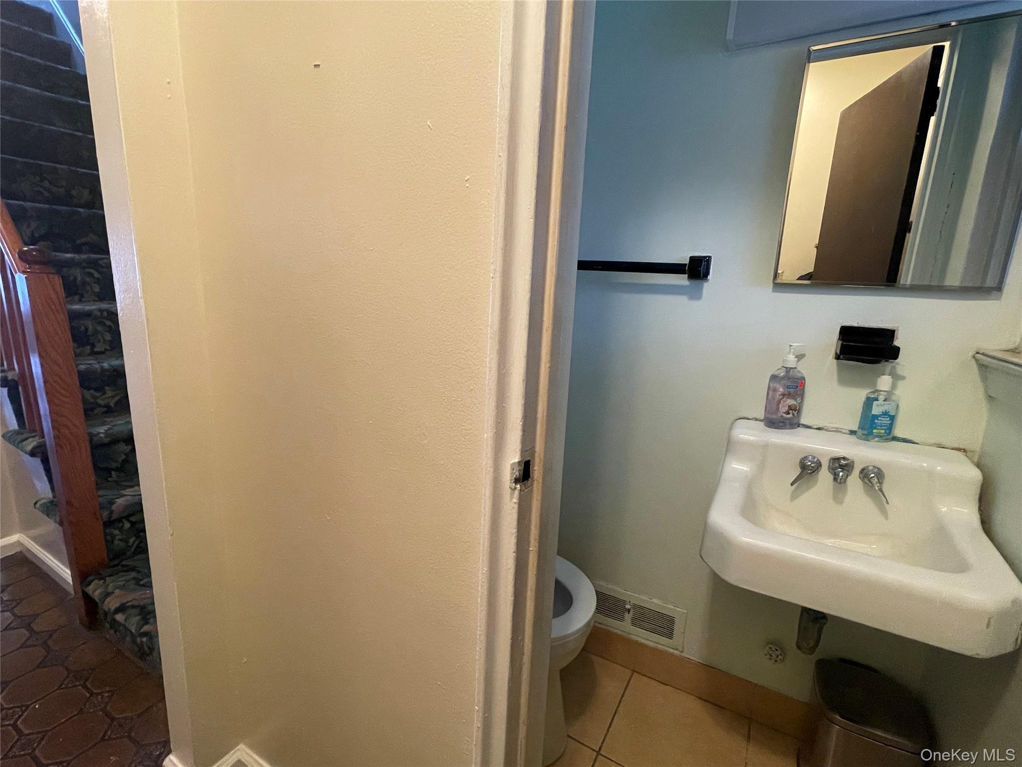 1037 E 214th Street, Bronx, NY 10469