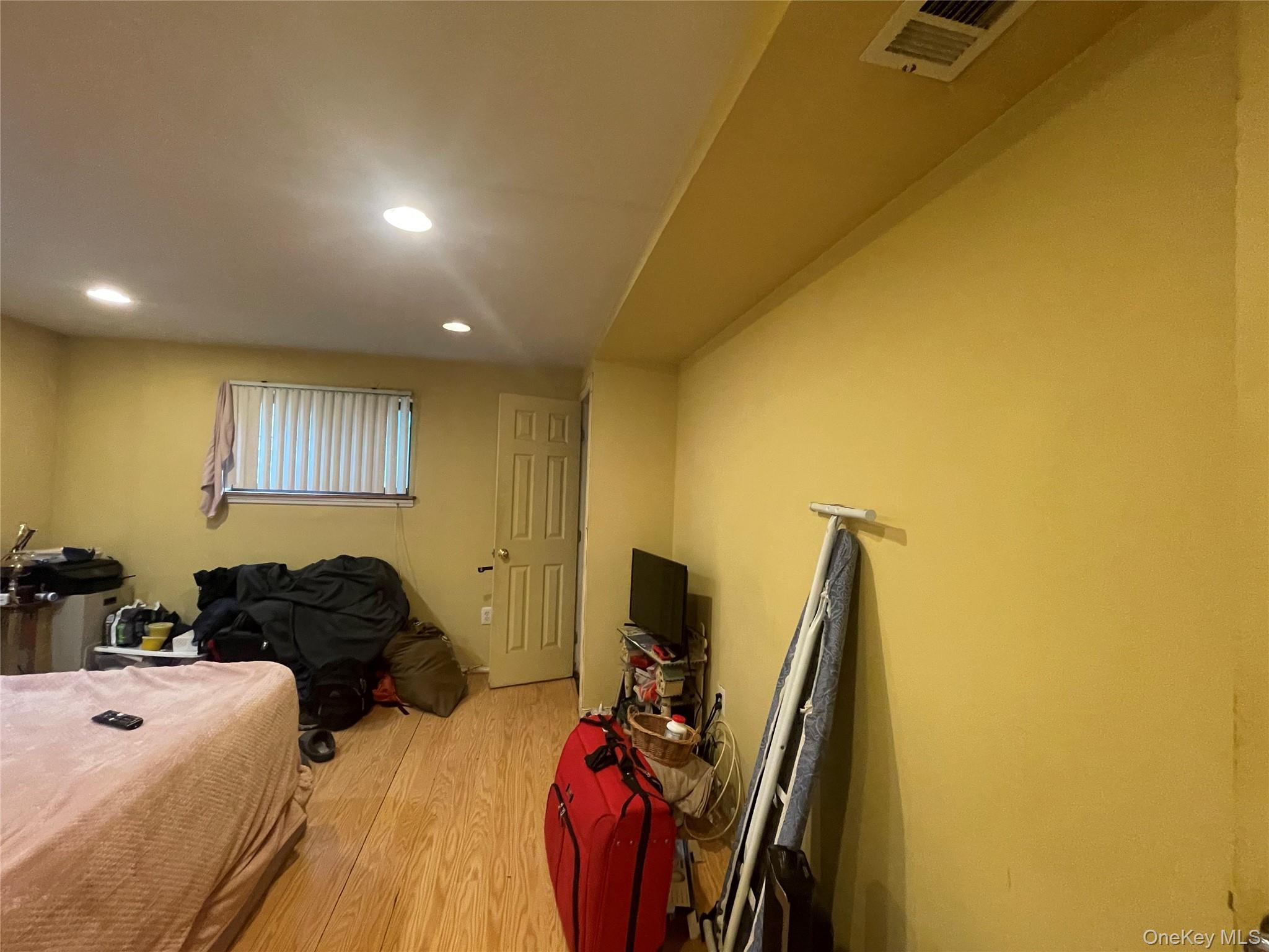 1037 E 214th Street, Bronx, NY 10469