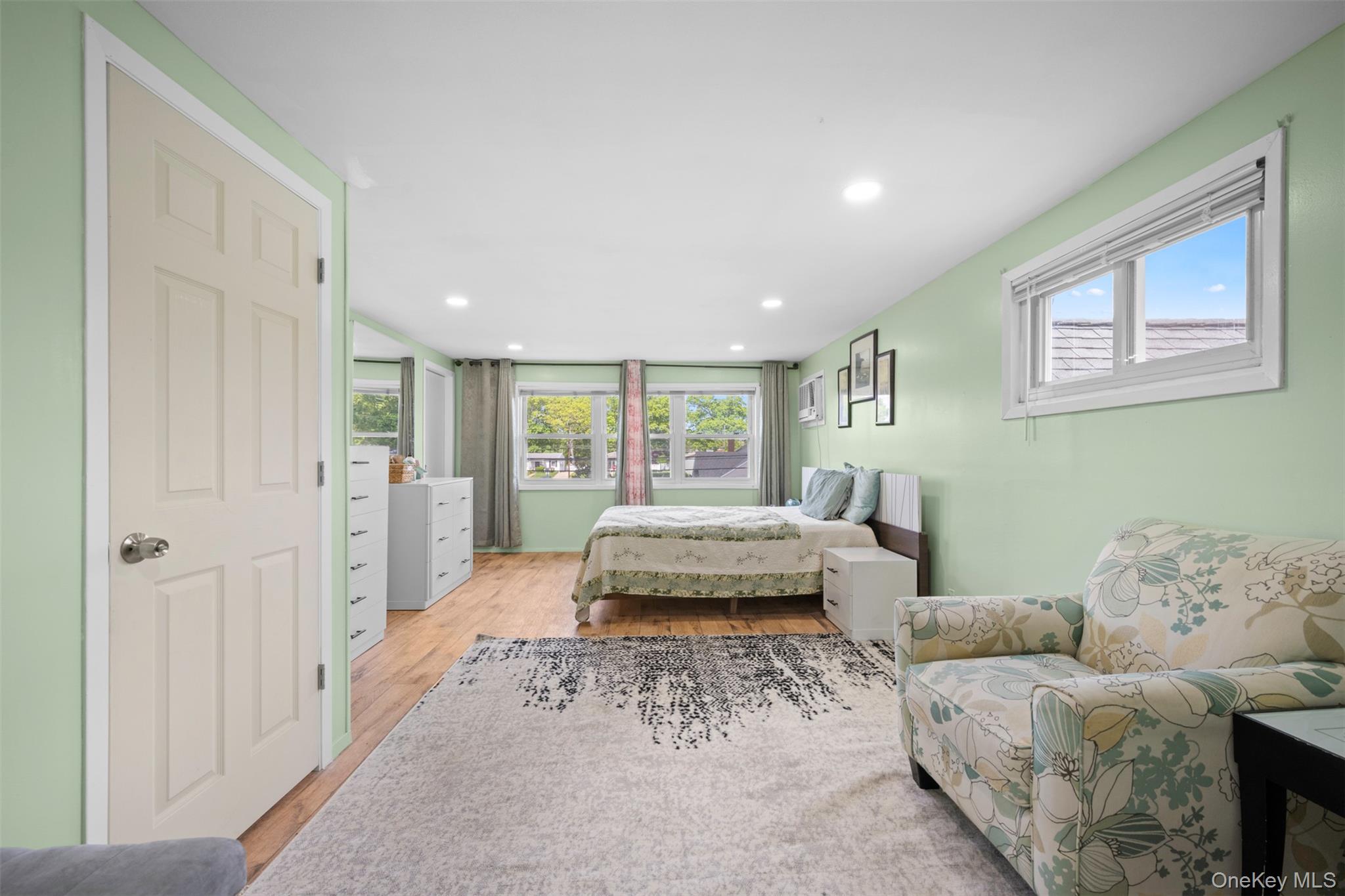 21 Westgate Road, Massapequa Park, NY 11762