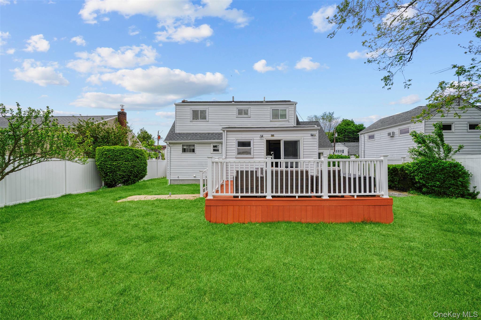 21 Westgate Road, Massapequa Park, NY 11762