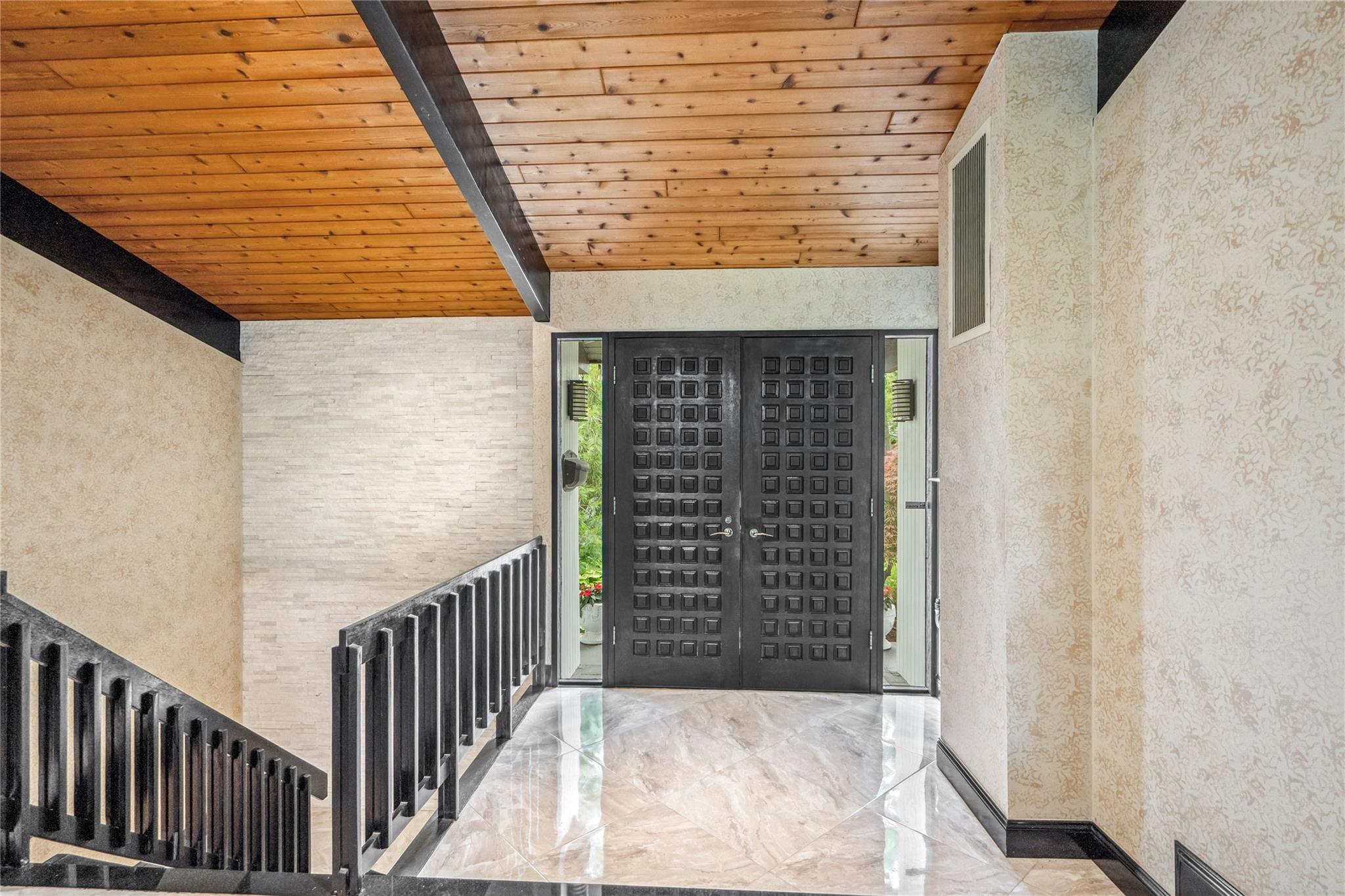 27 Parkway Drive, Roslyn Heights, NY 11577