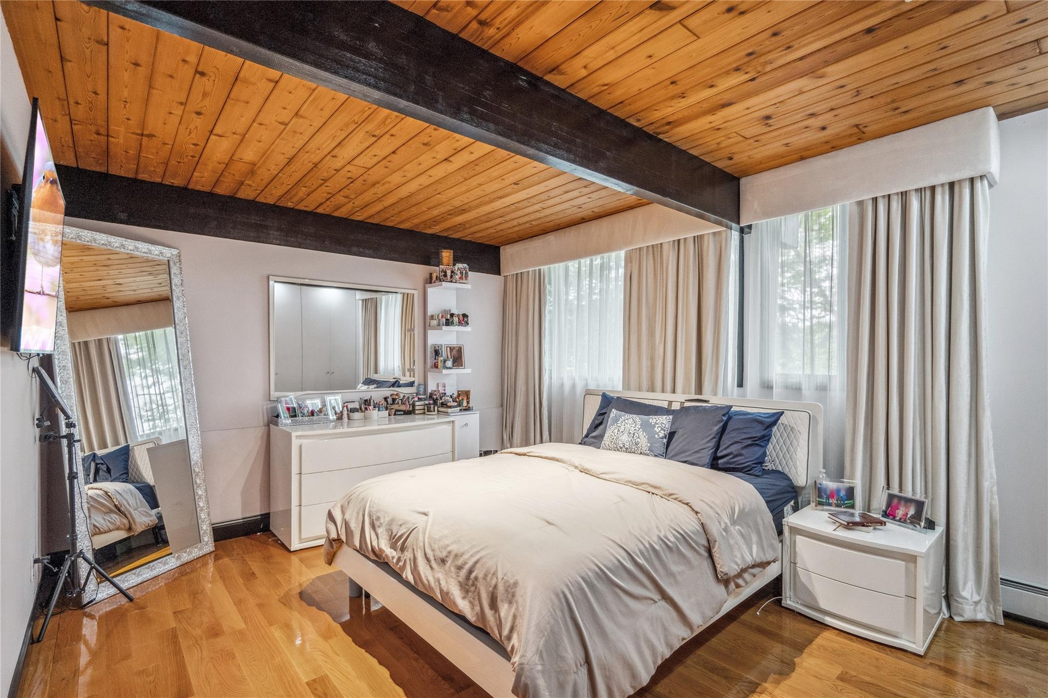 27 Parkway Drive, Roslyn Heights, NY 11577