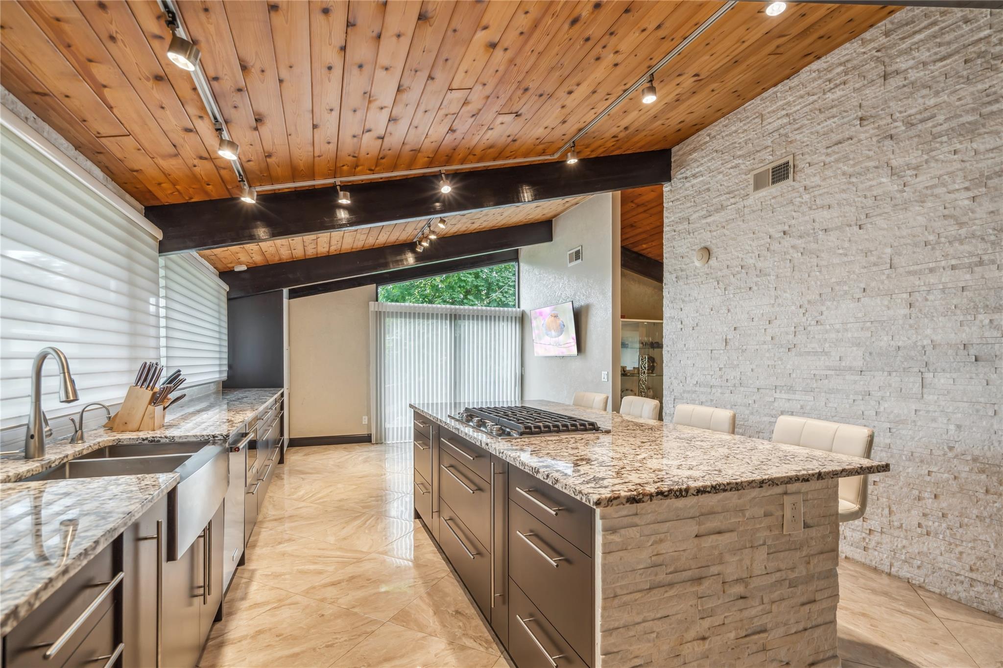 27 Parkway Drive, Roslyn Heights, NY 11577