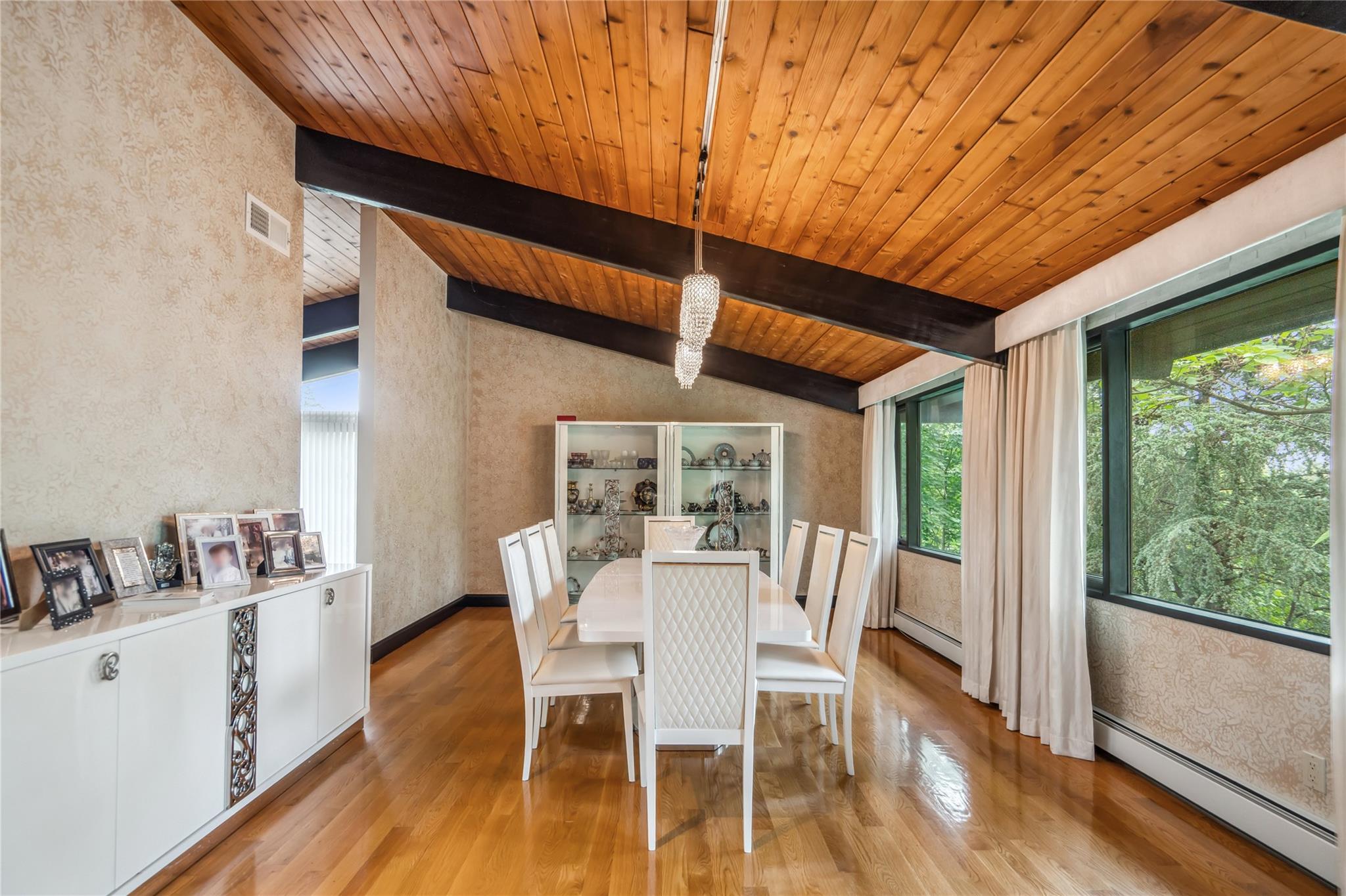 27 Parkway Drive, Roslyn Heights, NY 11577