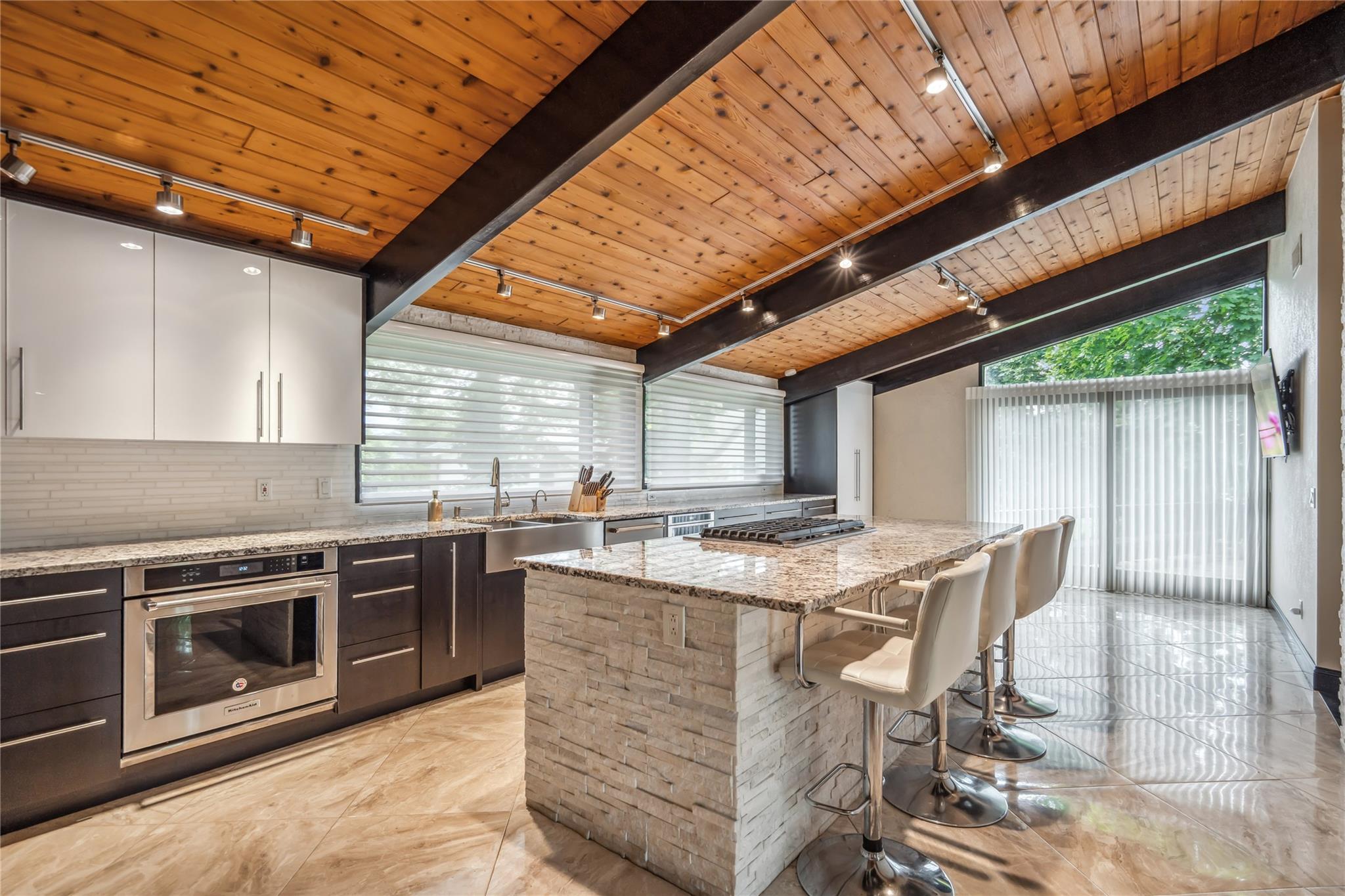 27 Parkway Drive, Roslyn Heights, NY 11577