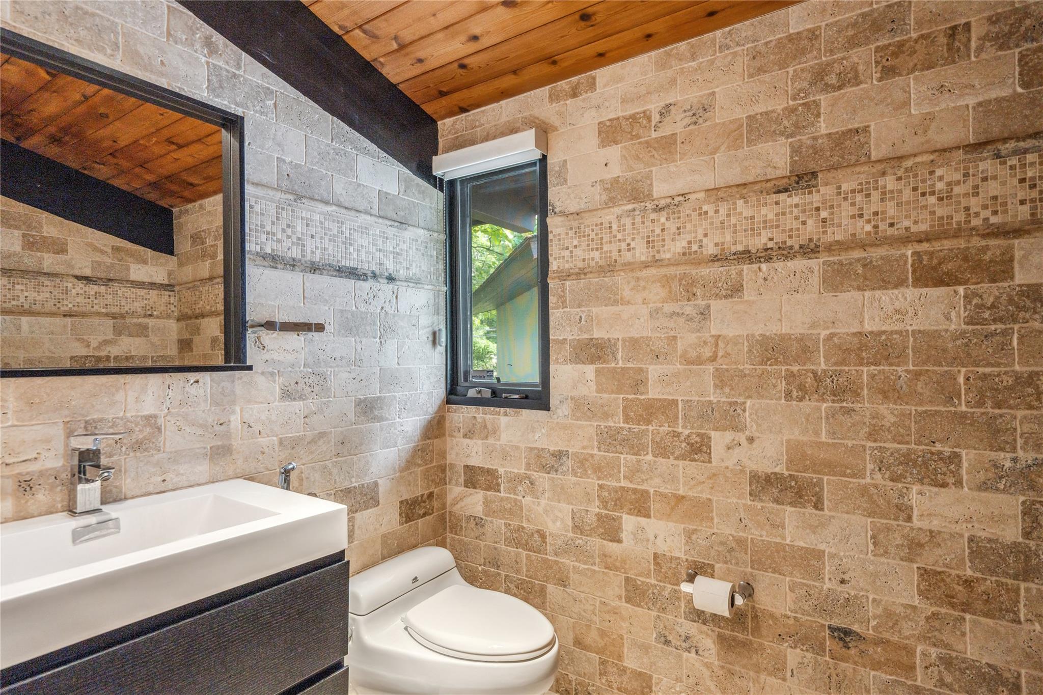 27 Parkway Drive, Roslyn Heights, NY 11577