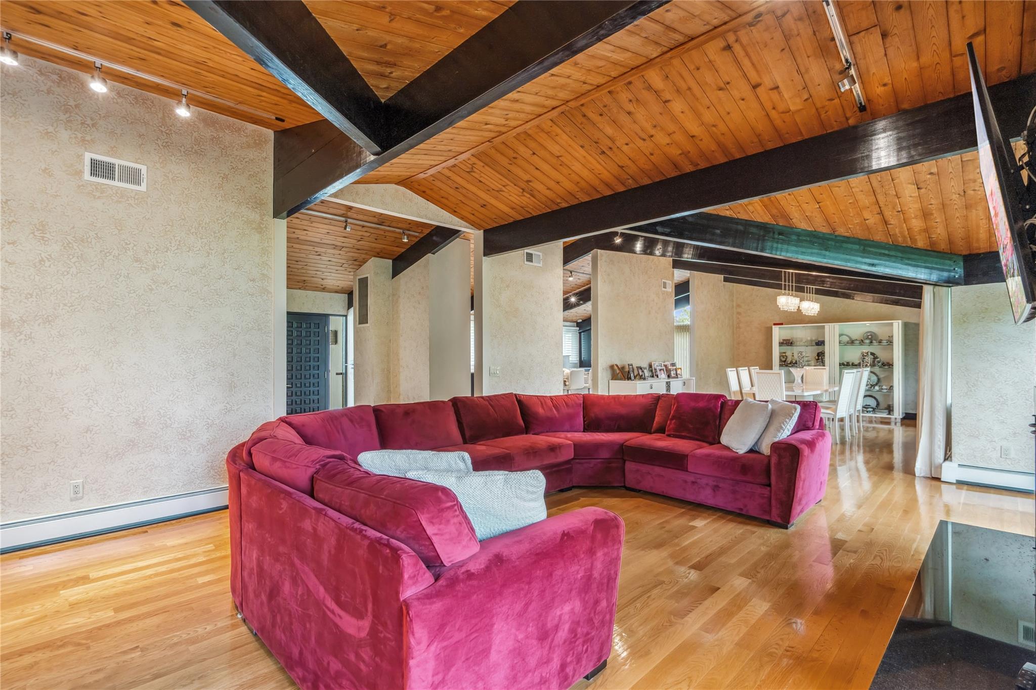 27 Parkway Drive, Roslyn Heights, NY 11577