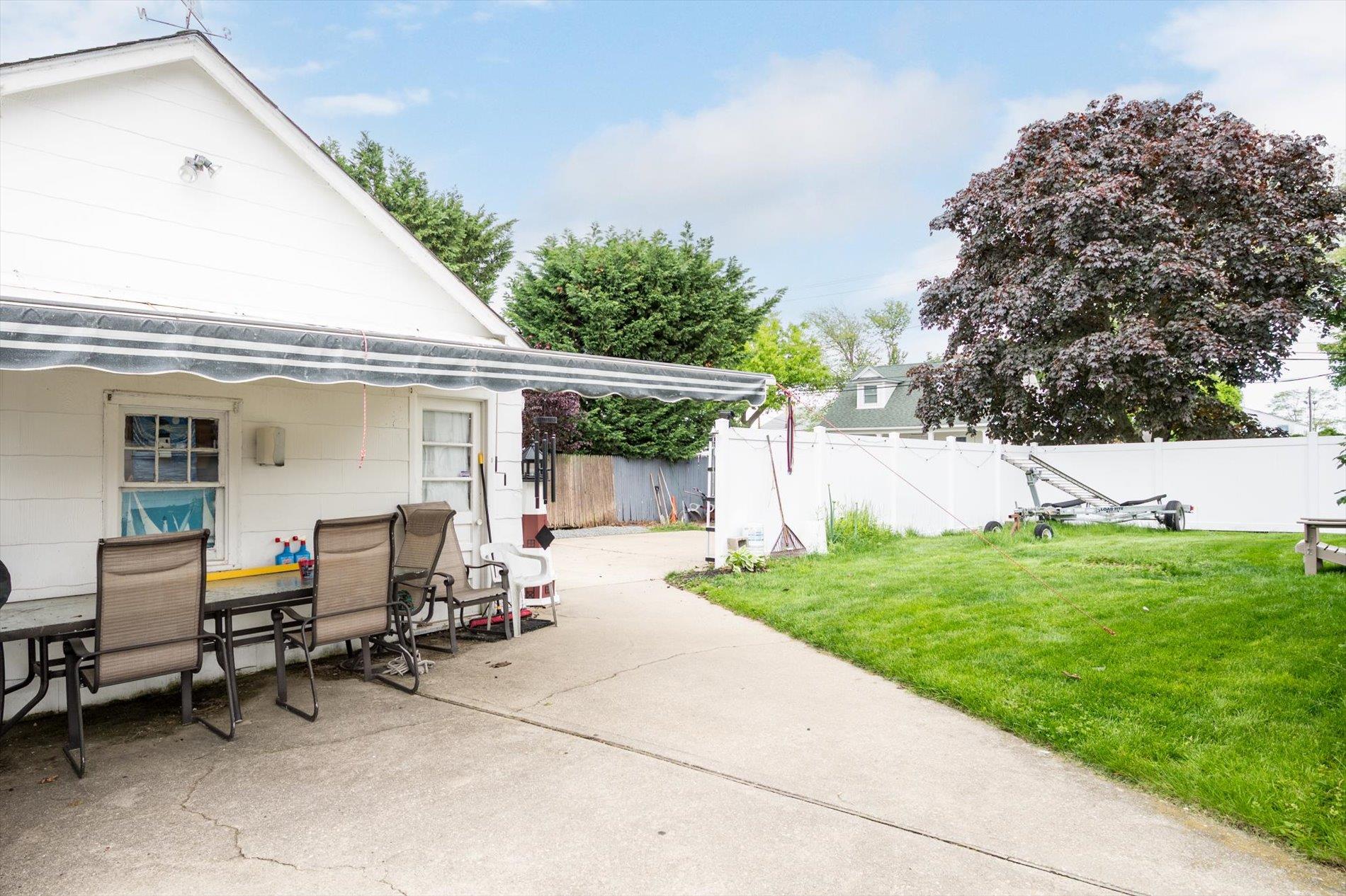 696 Madison Avenue, Lindenhurst, NY 11757