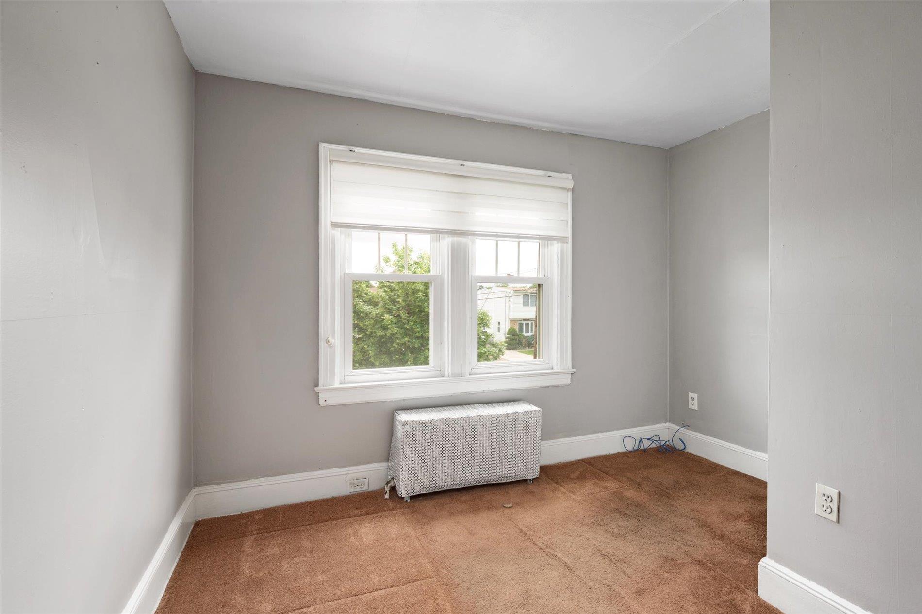 696 Madison Avenue, Lindenhurst, NY 11757