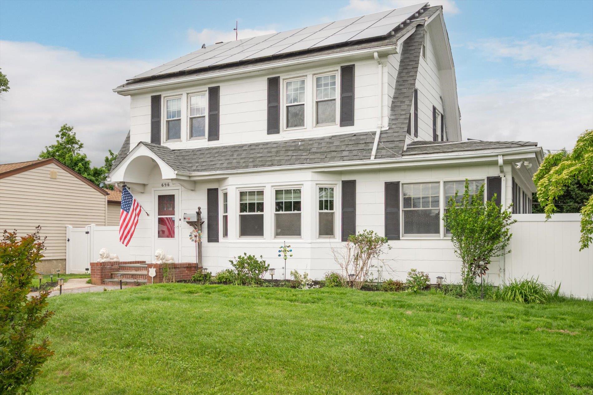 696 Madison Avenue, Lindenhurst, NY 11757