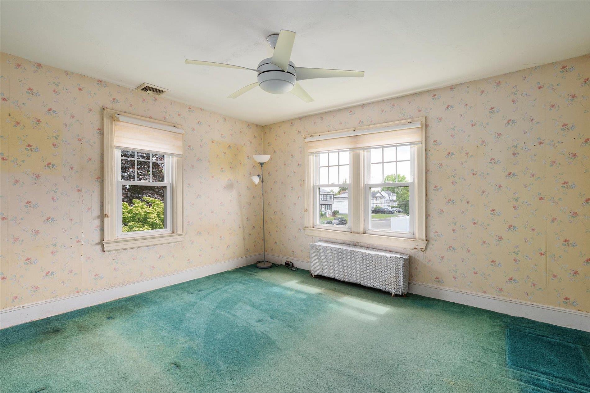 696 Madison Avenue, Lindenhurst, NY 11757