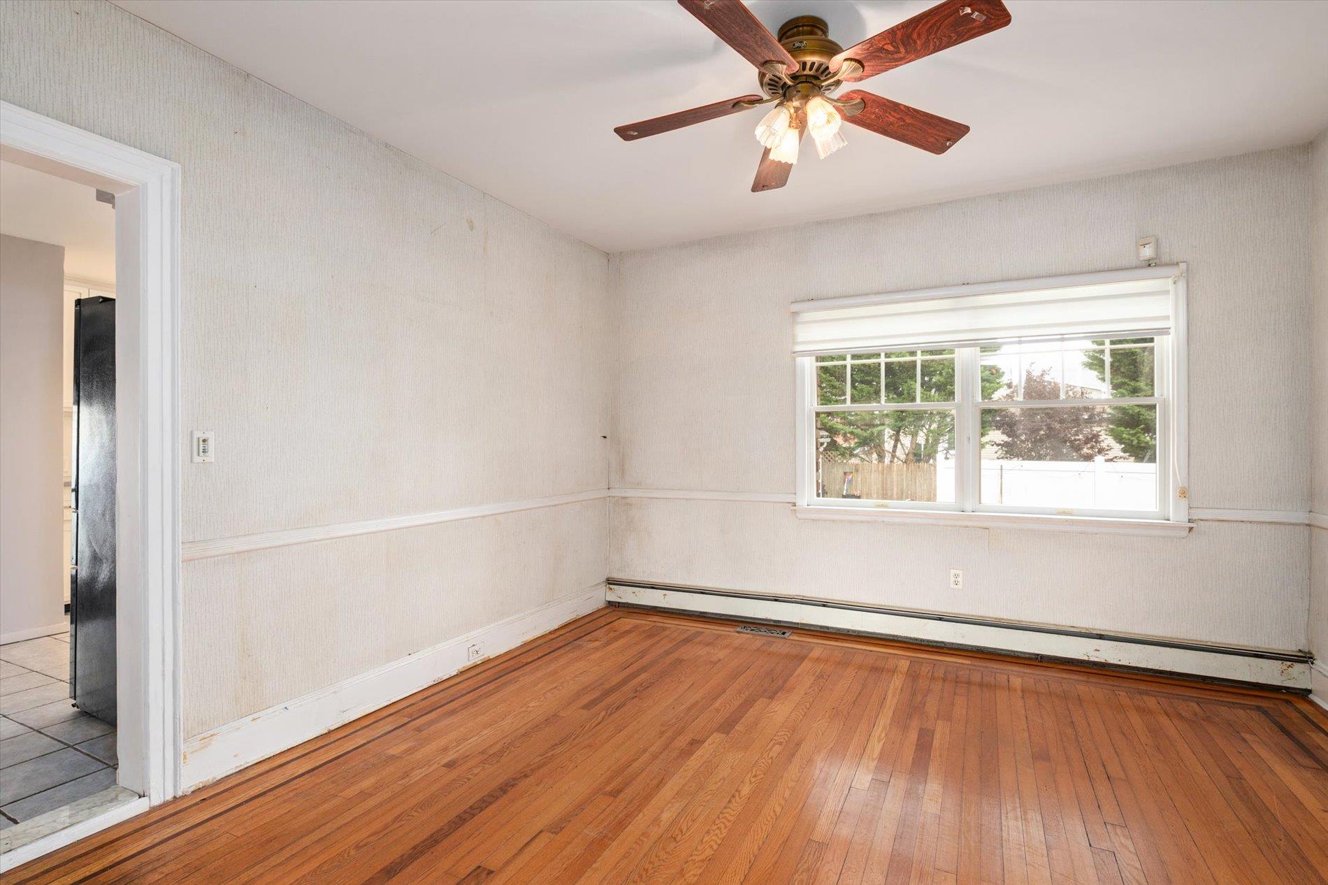 696 Madison Avenue, Lindenhurst, NY 11757