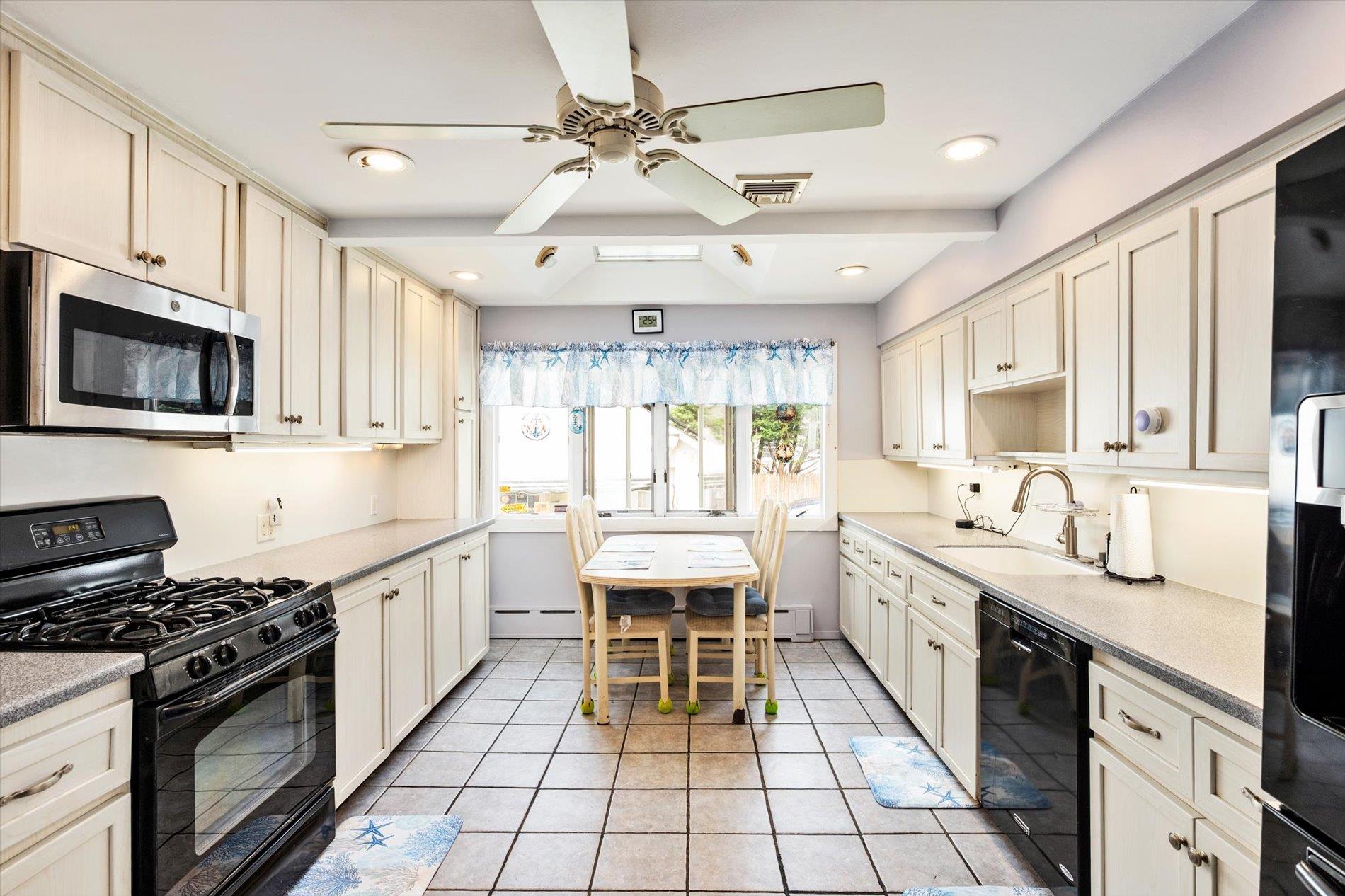 696 Madison Avenue, Lindenhurst, NY 11757