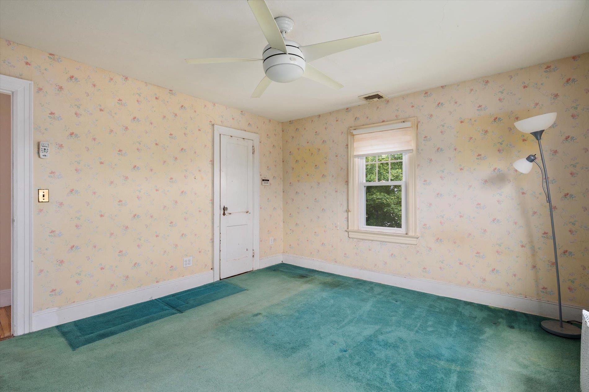 696 Madison Avenue, Lindenhurst, NY 11757