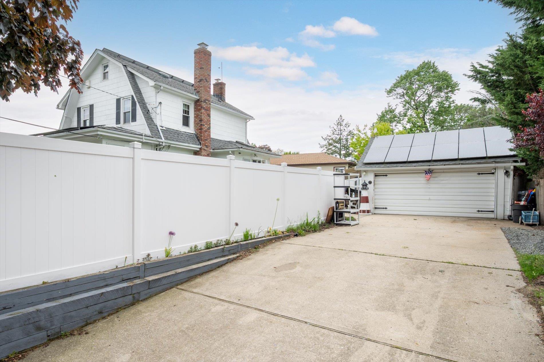 696 Madison Avenue, Lindenhurst, NY 11757