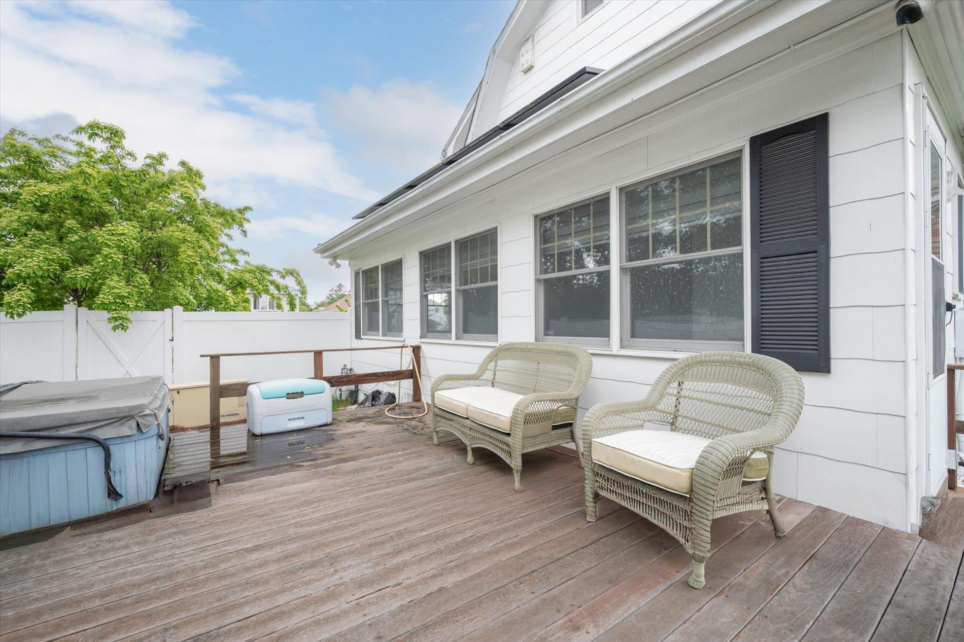 696 Madison Avenue, Lindenhurst, NY 11757