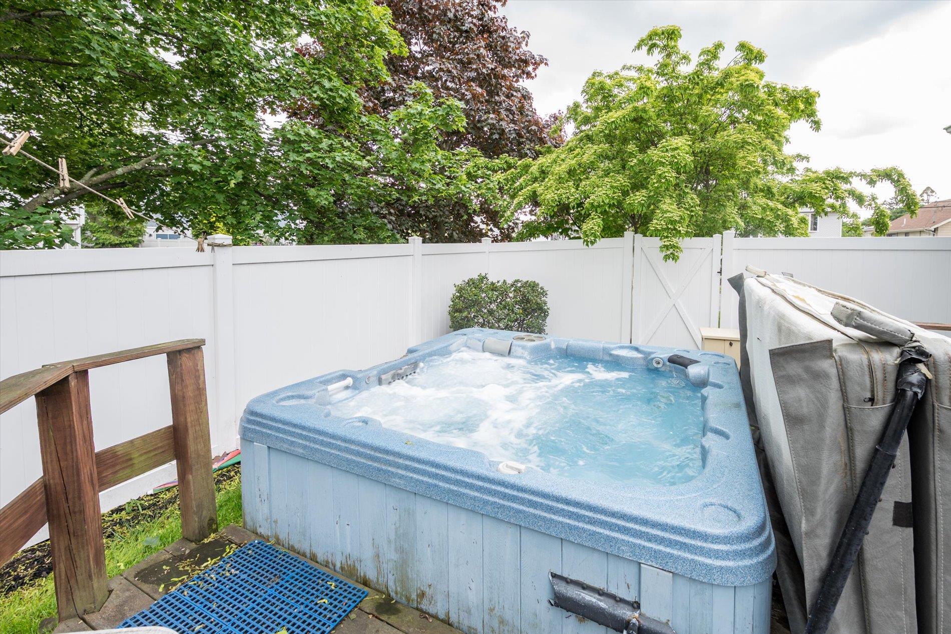 696 Madison Avenue, Lindenhurst, NY 11757