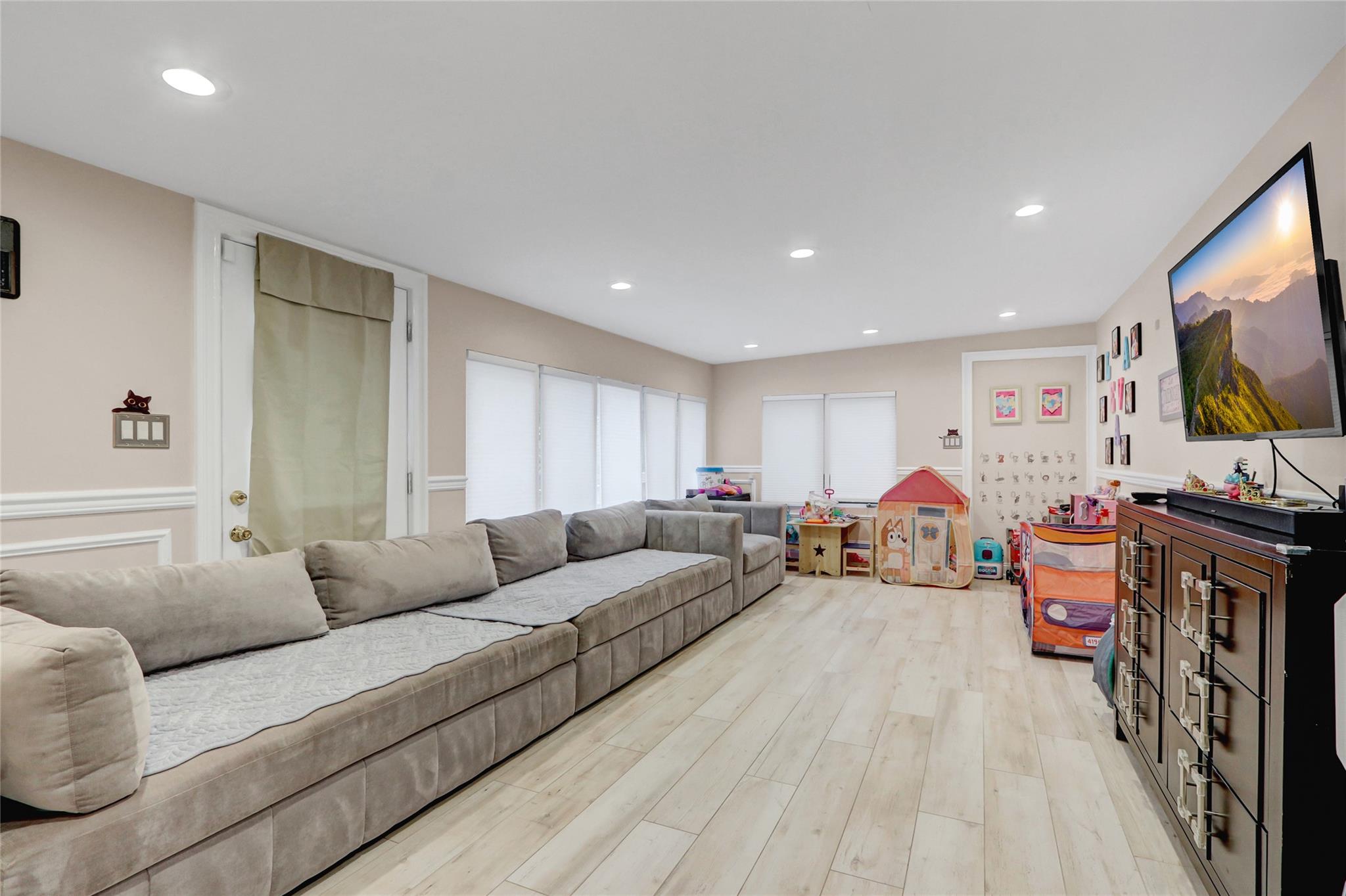 3728 East End, Seaford, NY 11783