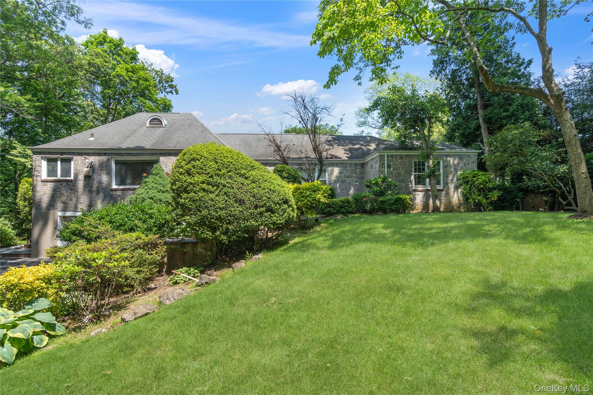 49 The Birches, Roslyn Estates, NY 11576