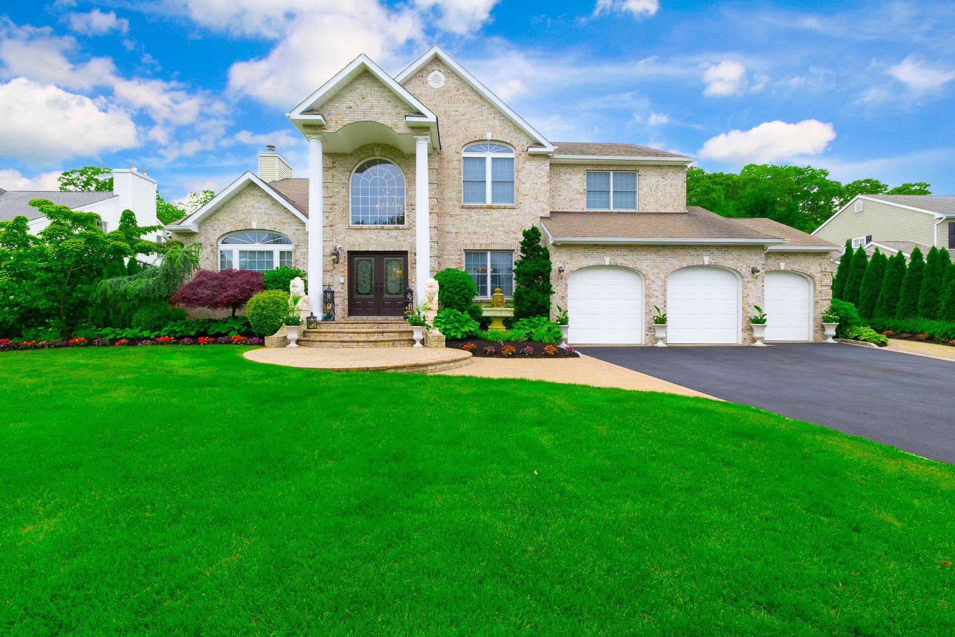 2 Hayloft Court, Smithtown, NY 11787