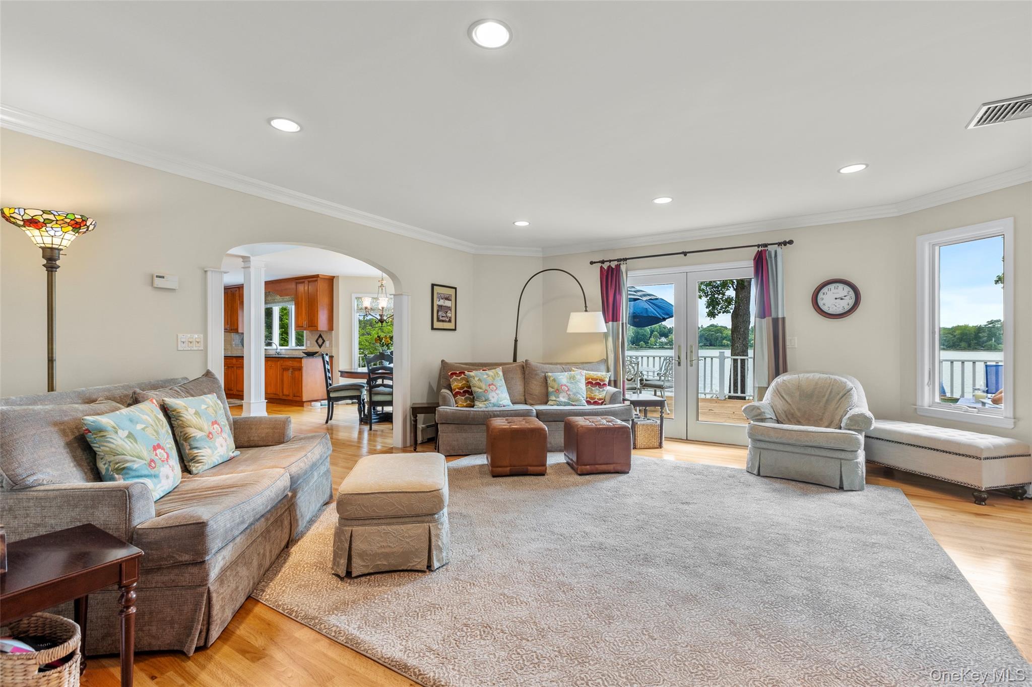 17 Youngs Lane, Setauket, NY 11733