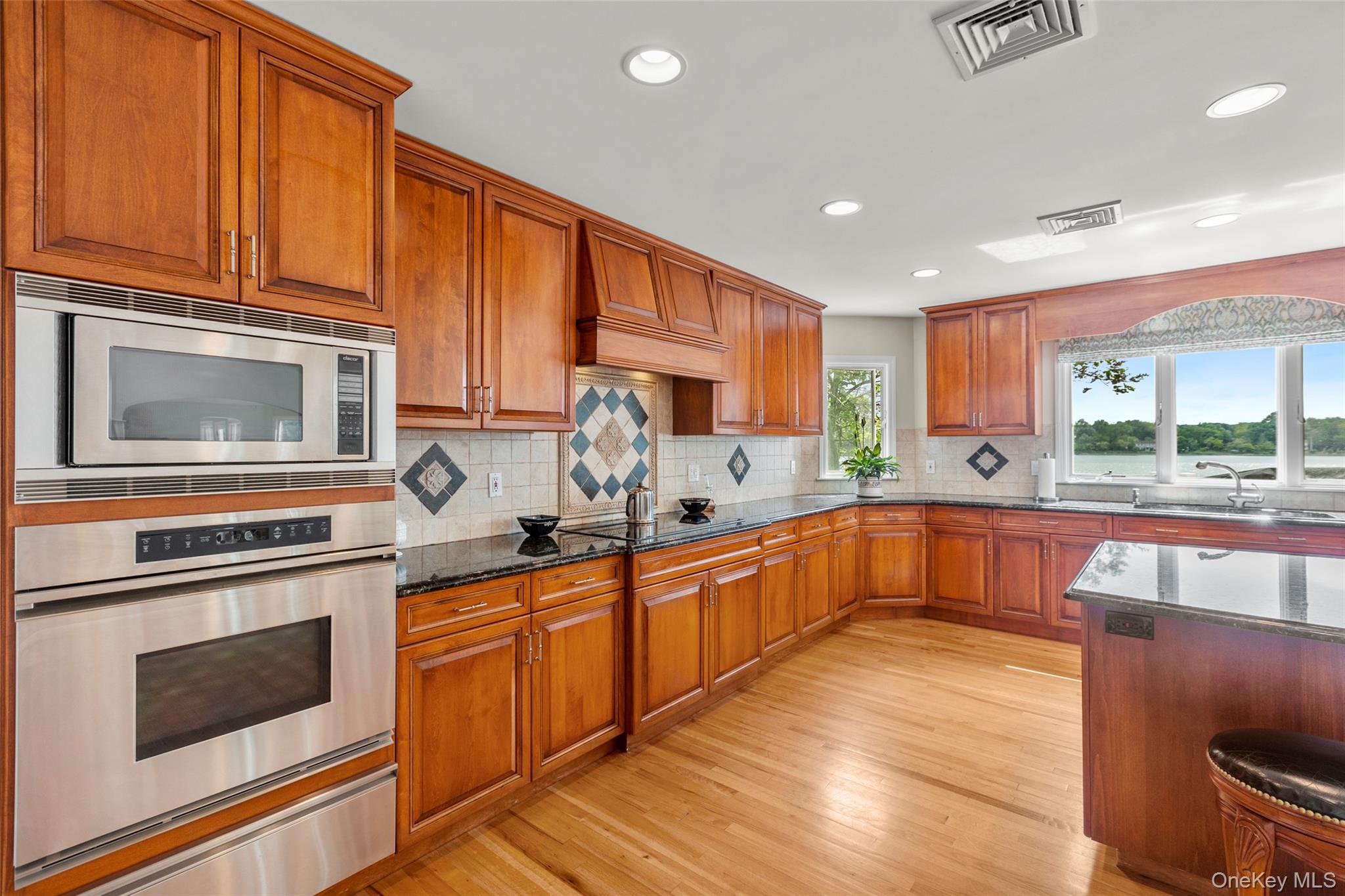 17 Youngs Lane, Setauket, NY 11733