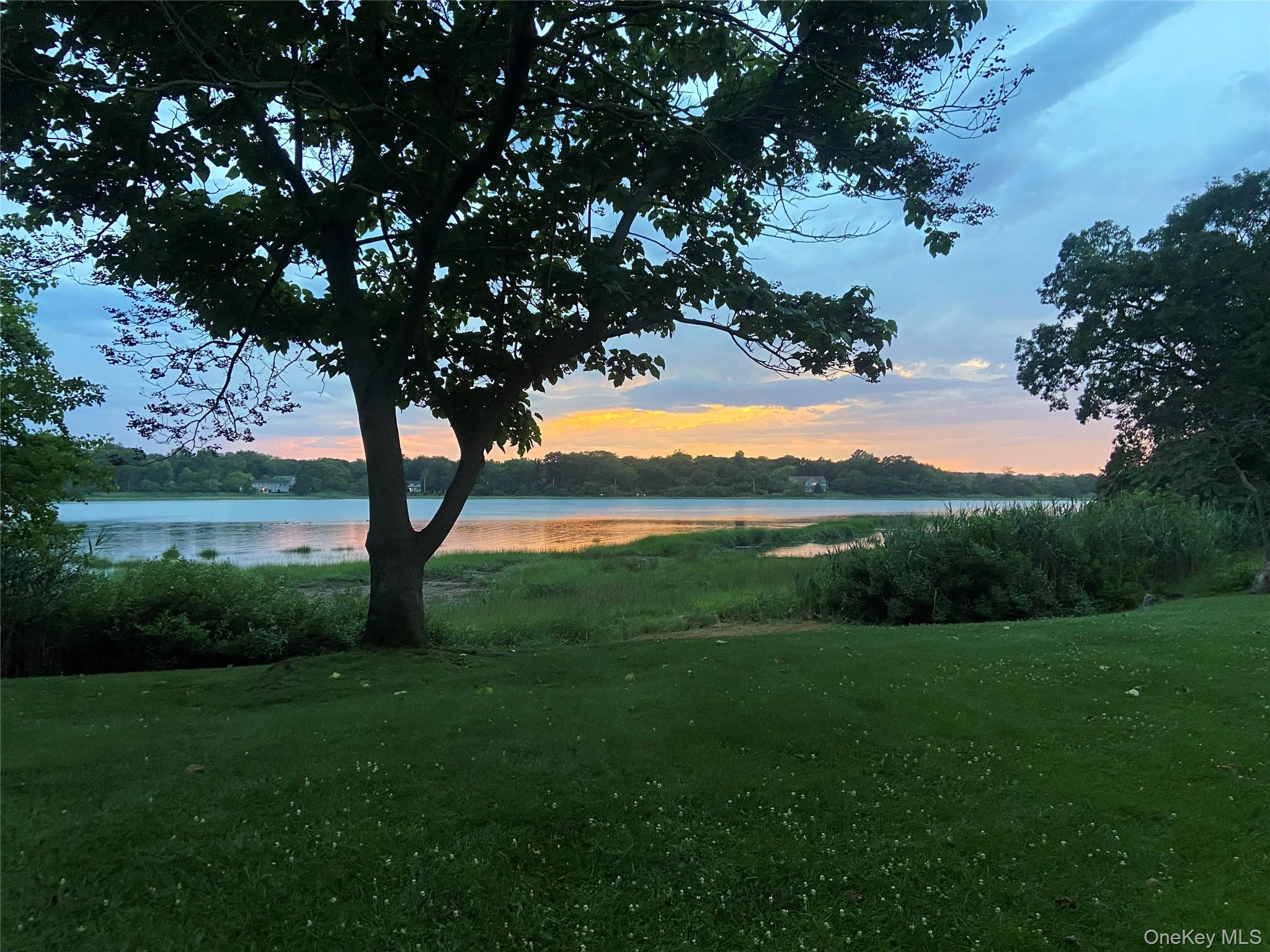 17 Youngs Lane, Setauket, NY 11733