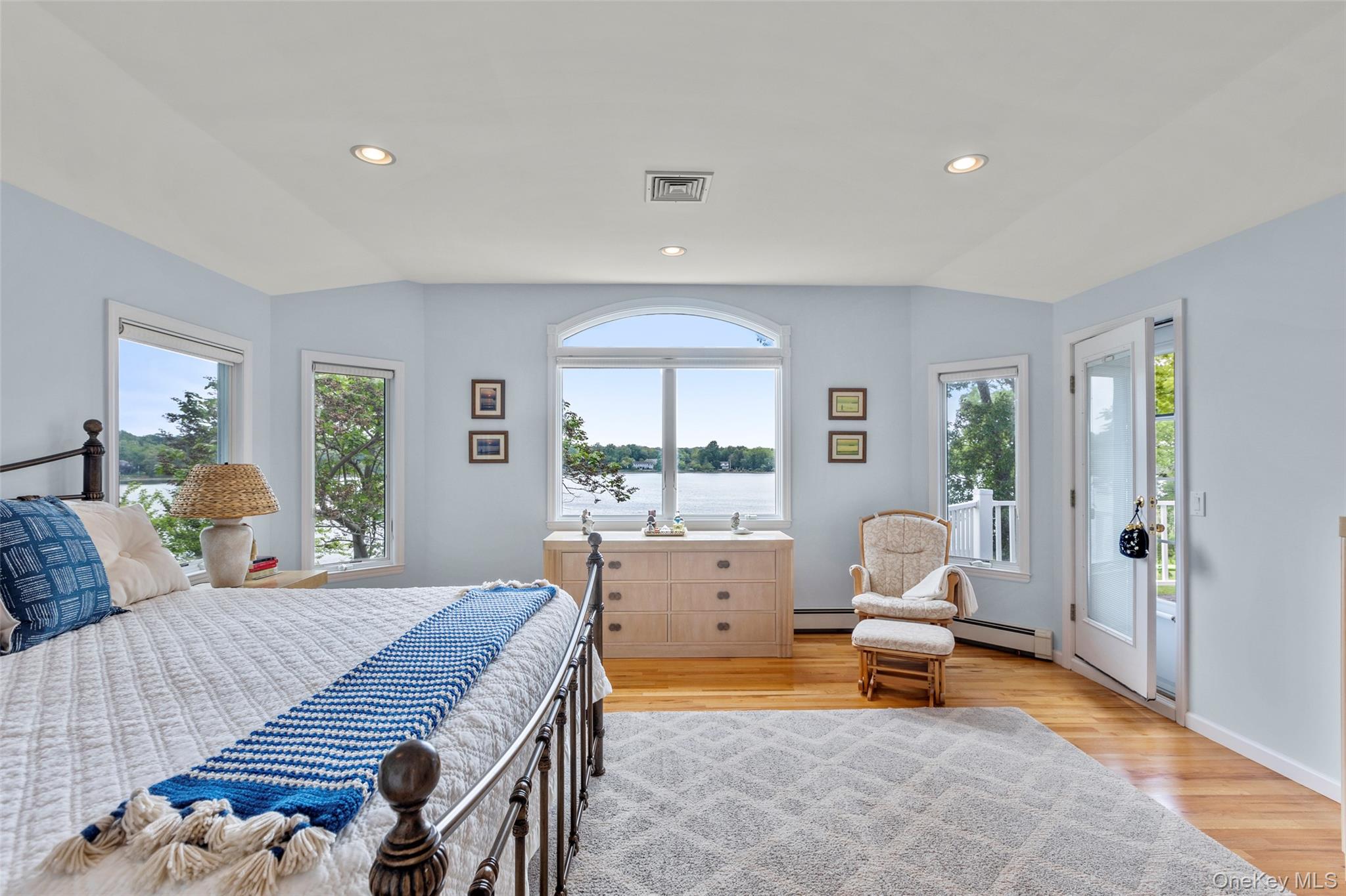 17 Youngs Lane, Setauket, NY 11733