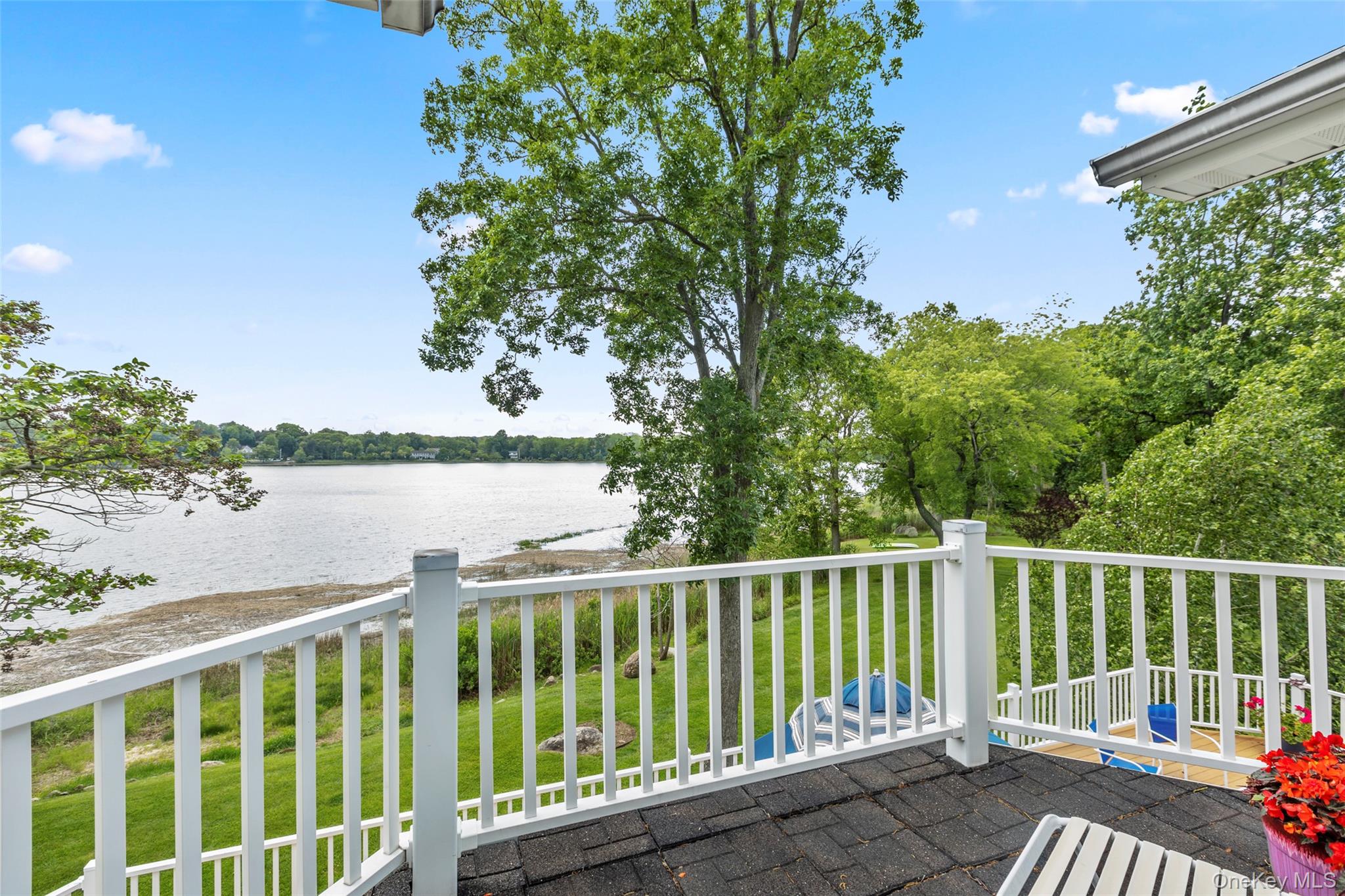 17 Youngs Lane, Setauket, NY 11733