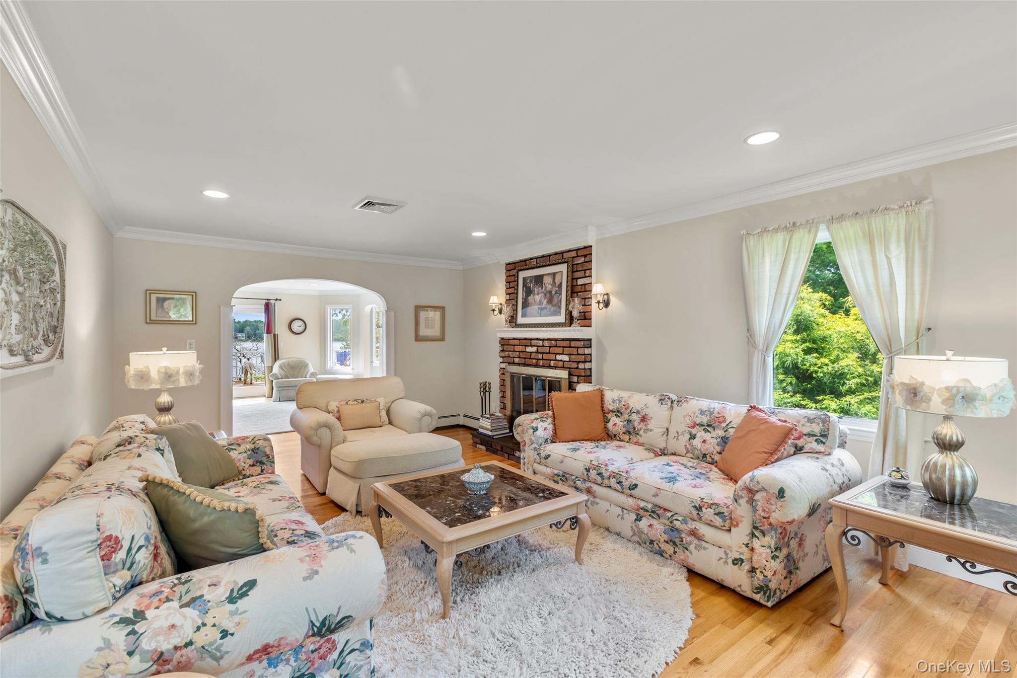 17 Youngs Lane, Setauket, NY 11733