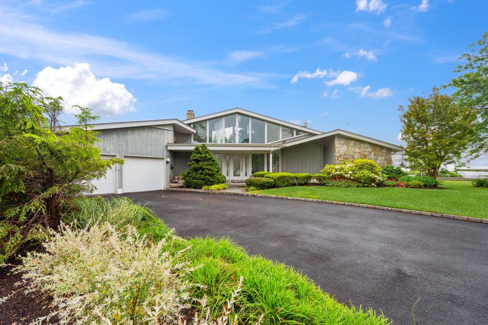 28 DEERINGWOOD Lane, Babylon, NY 11702