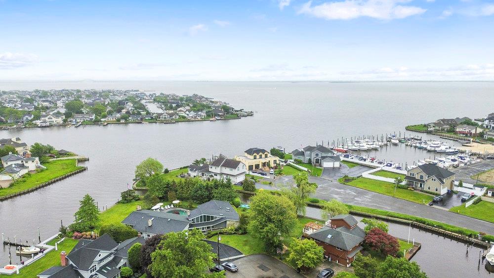 28 DEERINGWOOD Lane, Babylon, NY 11702