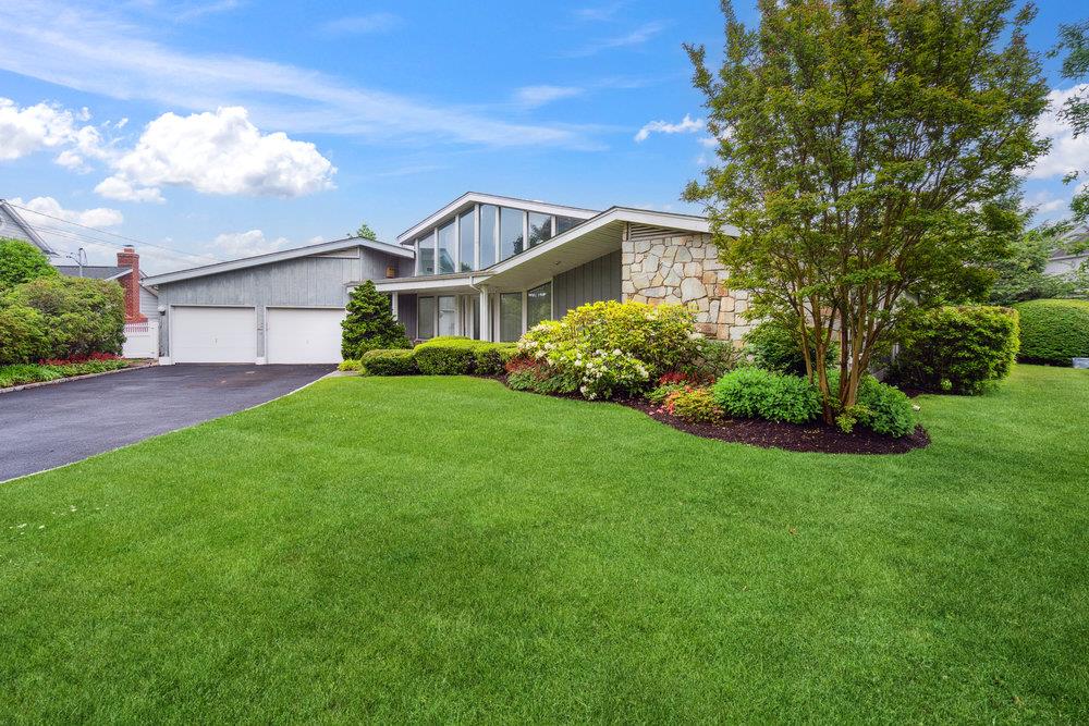 28 DEERINGWOOD Lane, Babylon, NY 11702