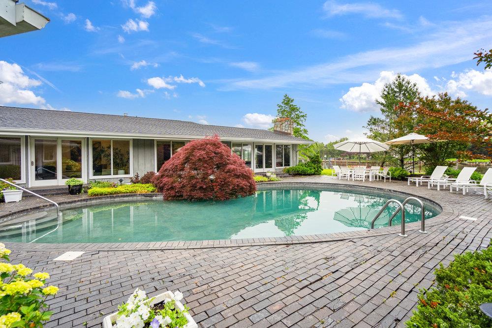 28 DEERINGWOOD Lane, Babylon, NY 11702