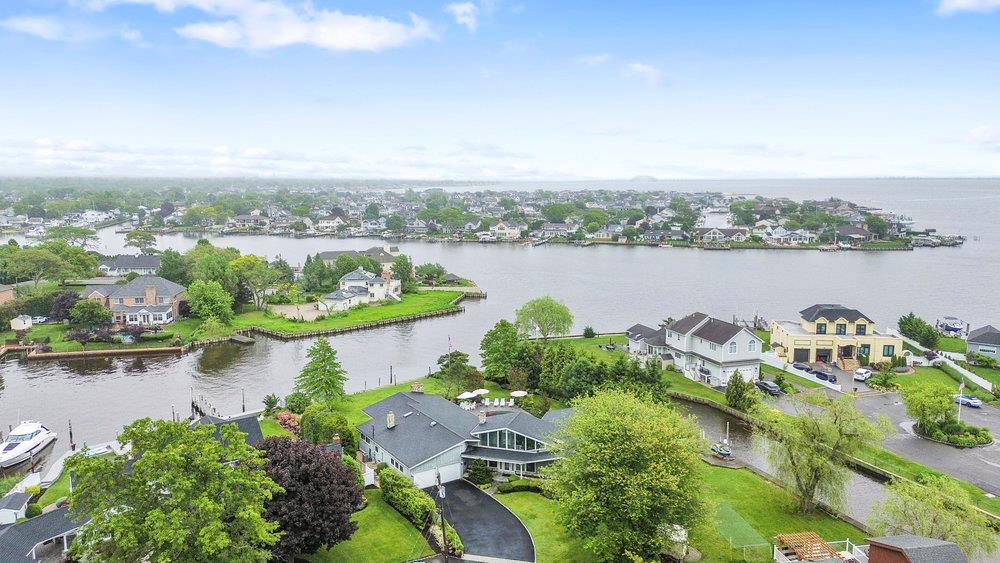 28 DEERINGWOOD Lane, Babylon, NY 11702