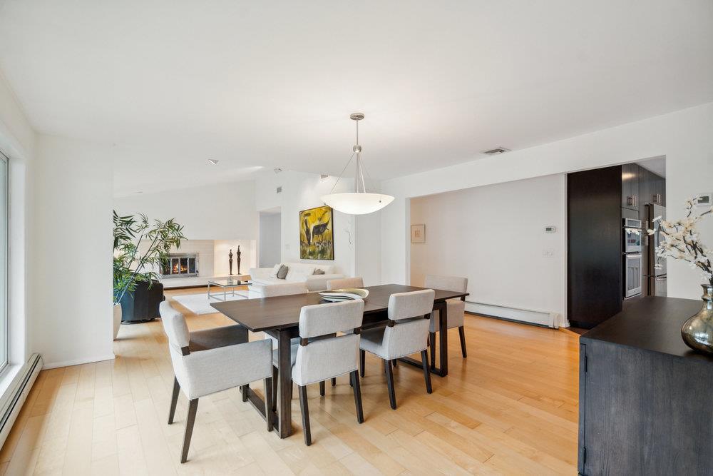 28 DEERINGWOOD Lane, Babylon, NY 11702