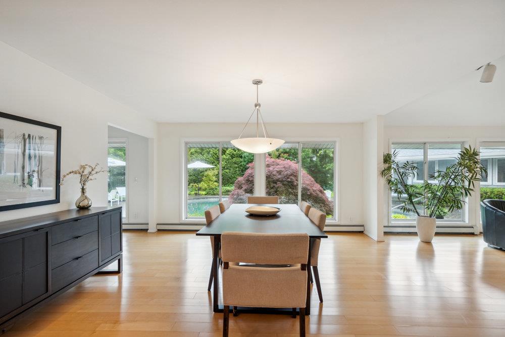 28 DEERINGWOOD Lane, Babylon, NY 11702