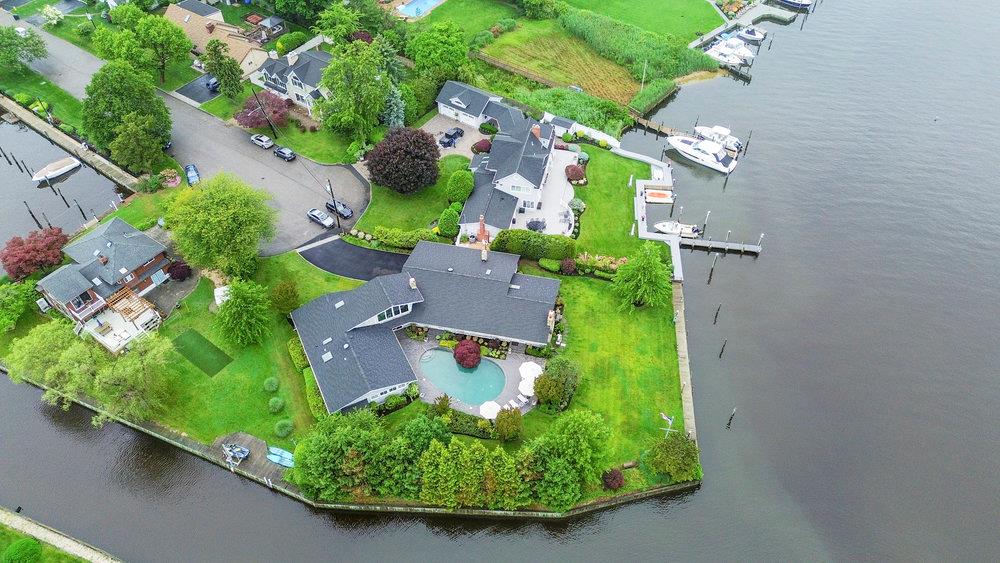 28 DEERINGWOOD Lane, Babylon, NY 11702