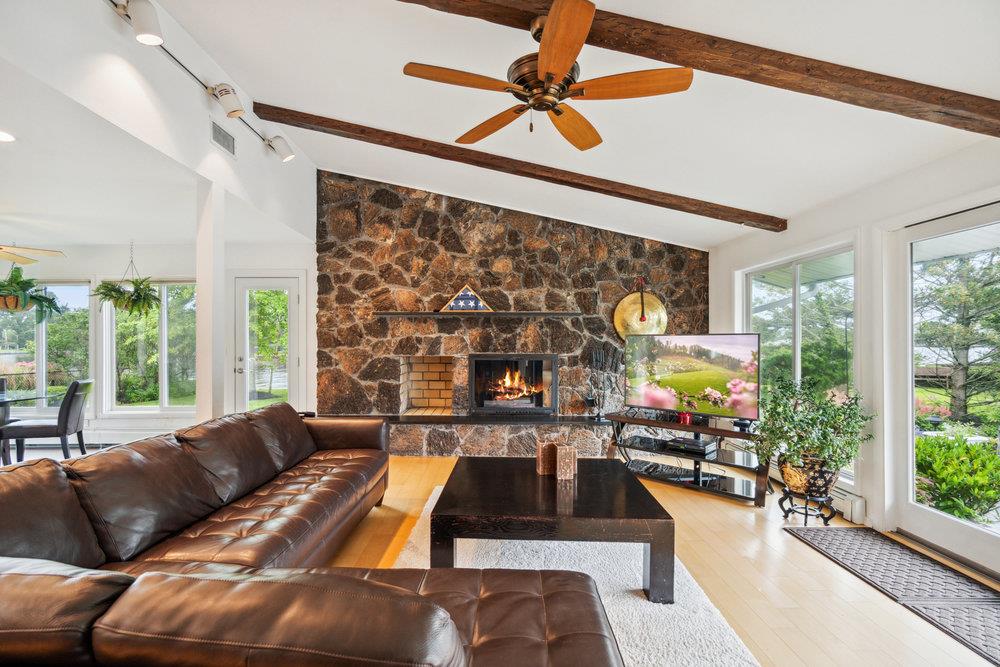 28 DEERINGWOOD Lane, Babylon, NY 11702